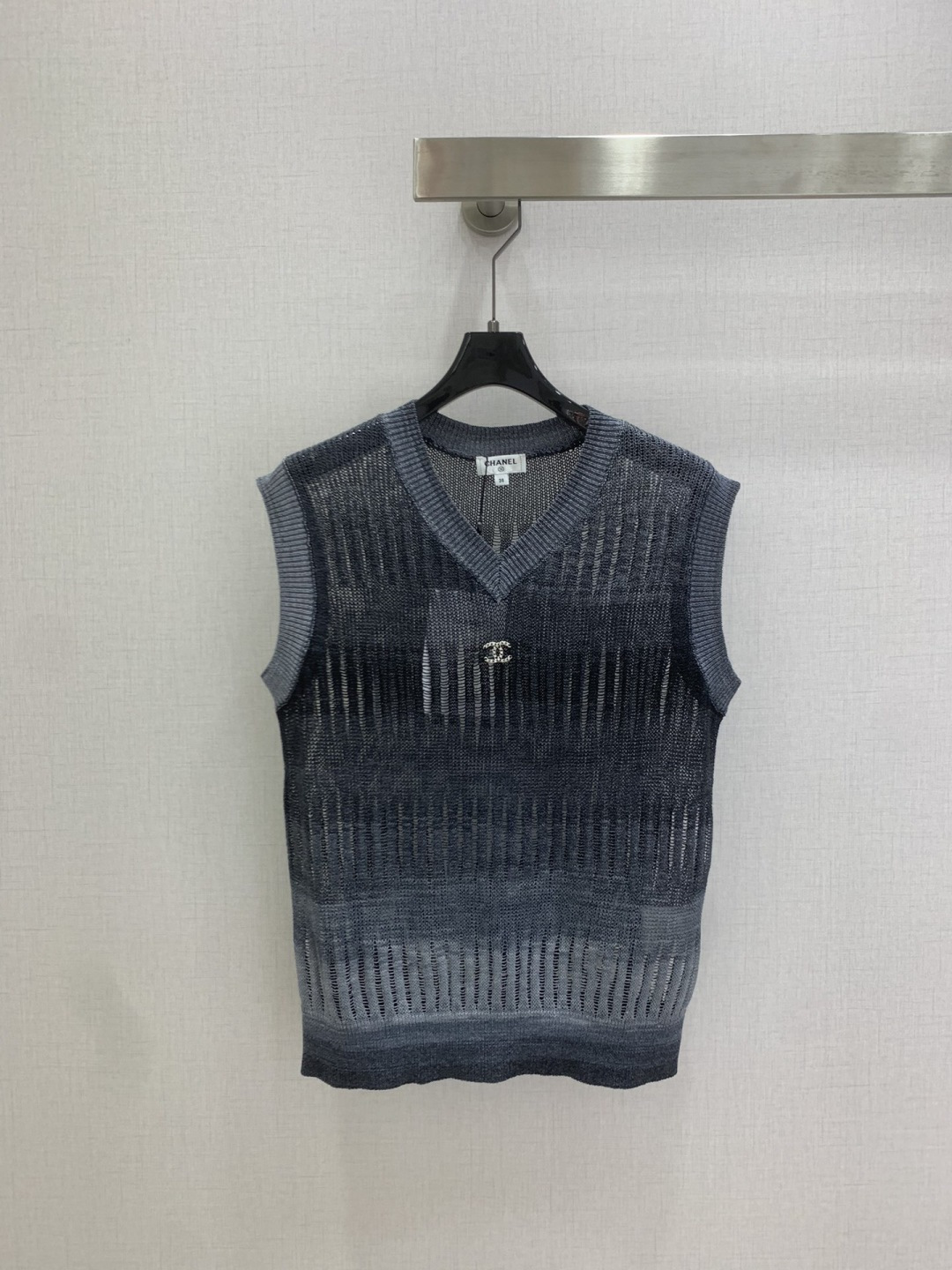 NO:793328,Highly recommended for the early spring of 26. Knitted hollow vest top. Gradient black and gray hollow weaving. The looming texture brings a sense of breathing. The iconic double C studs on the chest are low-key but you can recognize the brand heritage at a glance. The V-neck cut modifies the neck line. The neat sleeveless version is suitable for all kinds of figures. Instantly enhances the texture of the outfit. Wear French elegance into daily life. One color SML code. High quality AB,,19860909强烈推荐 26早春新款 针织镂空背心上衣 渐变黑灰的镂空织法 若隐若现的肌理感自带呼吸感 胸口标志性双C饰钉 低调却一眼识得品牌底蕴 V领剪裁修饰脖颈线条 利落无袖版型适配各种身材 瞬间提升穿搭质感 把法式优雅穿进日常 一个色 SML码 高品质AB,,,Women's clothing