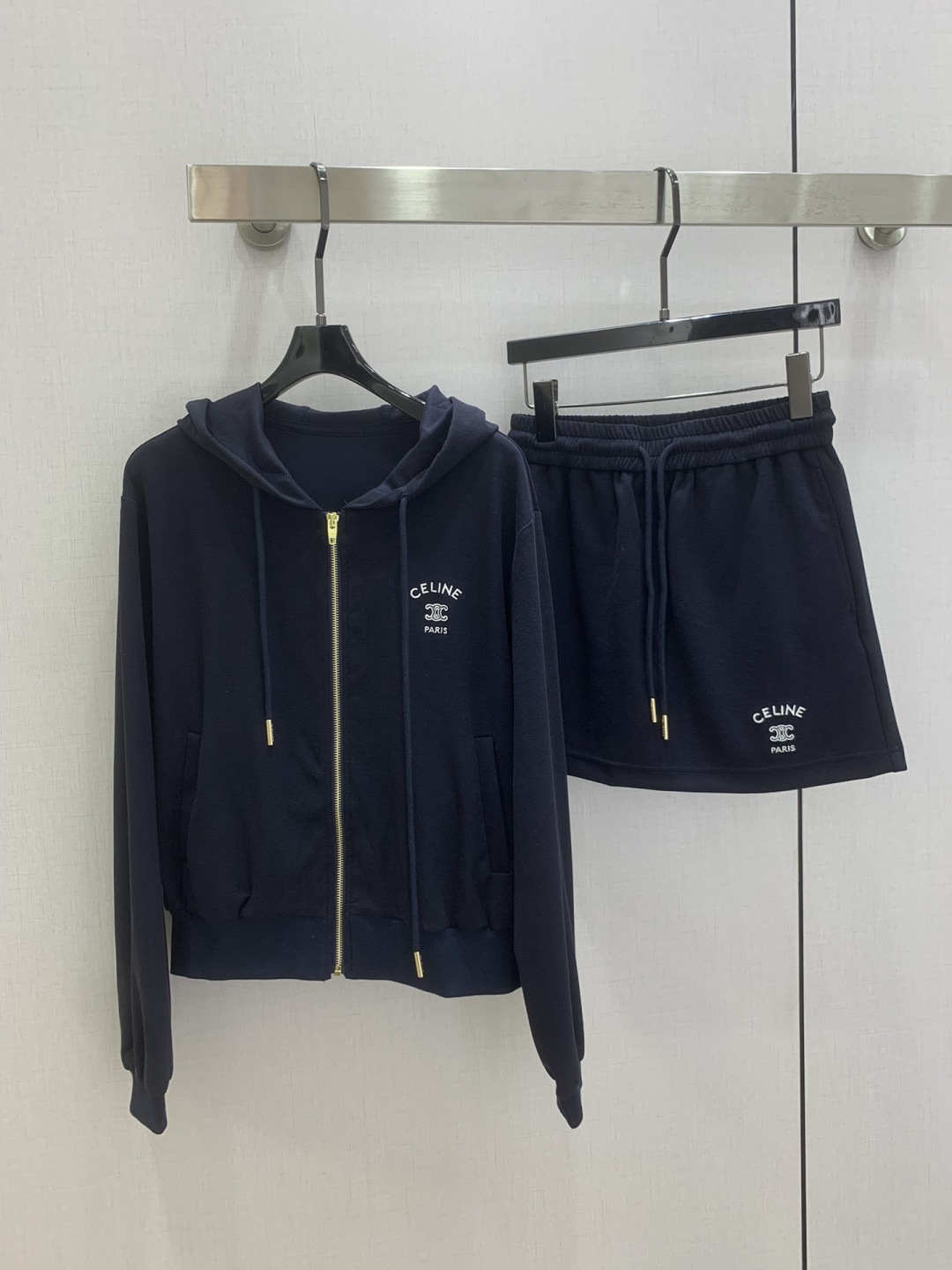 NO:793851,Highly recommended 26 early spring new hooded zipper skirt suit. Adorable style, full of small details. Exquisite workmanship, age-reducing fashion, good HOLD style, won the hearts of fairies, soft and textured, classic, one color SML code, high quality AB,, skirts, hats,19860909强烈推荐 26早春新款 连帽拉链半裙套装 可A可乖的风格,满满小细节太加分了.做工精致 减龄时尚 好HOLD住造型 深得仙女心 柔软有质感 经典之作 一个色 SML码 高品质AB,,skirts,hats,,Women's clothing