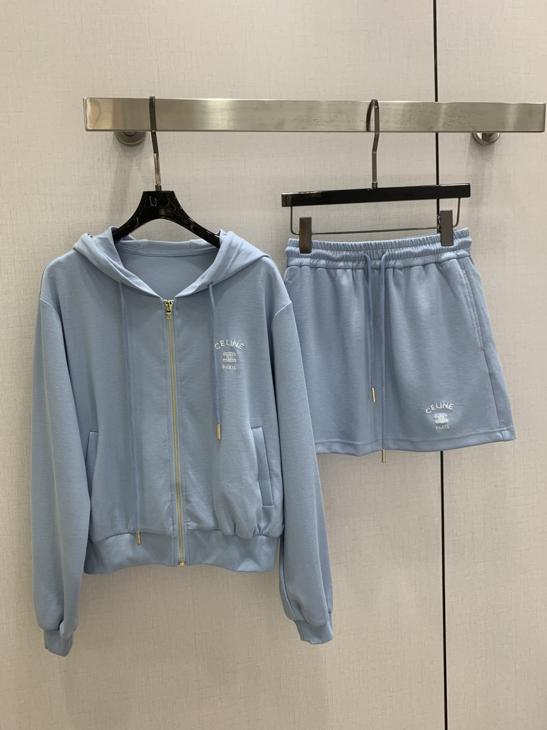 NO:793845,Highly recommended 26 early spring new hooded zipper skirt suit. Adorable style, full of small details. Exquisite workmanship, age-reducing fashion, good HOLD style, won the hearts of fairies, soft and textured, classic, one color SML code, high quality AB,, skirts, hats,19860909强烈推荐 26早春新款 连帽拉链半裙套装 可A可乖的风格,满满小细节太加分了.做工精致 减龄时尚 好HOLD住造型 深得仙女心 柔软有质感 经典之作 一个色 SML码 高品质AB,,skirts,hats,,Women's clothing