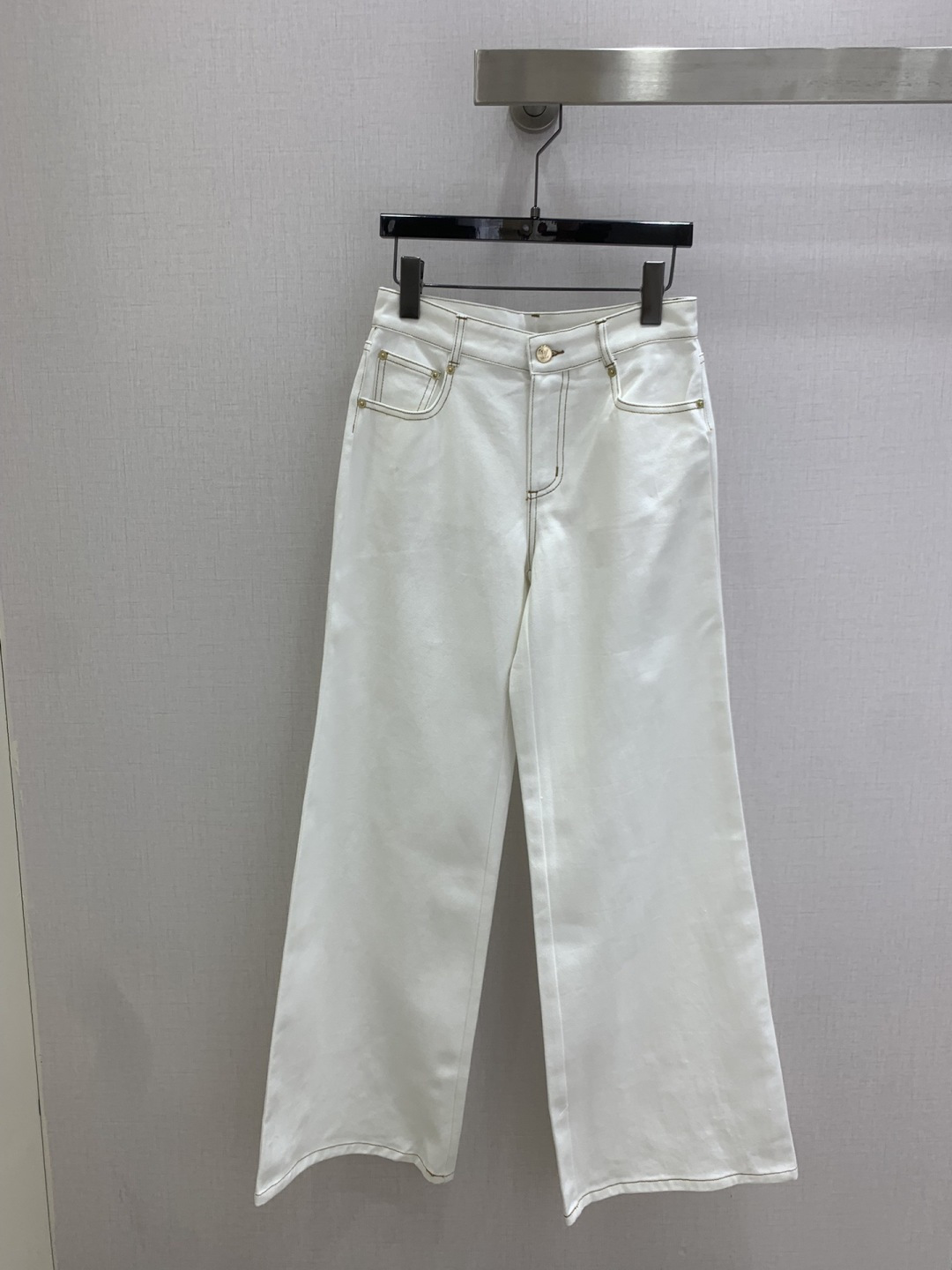 NO:793330,Highly recommended 26 early spring new minimalist denim wide-leg trousers produced by Rocket Speed!  The three-dimensional tailoring of the whole piece is all-round and exquisite. The upper body is super covered and slimming. The proportion of the legs is super stretched. It is simple. It gives a refreshing and fashionable sense of high-end. It is elegant and fashionable in daily life. It is very versatile. The color is very beautiful. The fabric is high-end and textured. One color SML code, high quality ABC,,19860909强烈推荐 26早春新款 极简牛仔阔腿长裤 火箭速度出品！整件立体剪裁 全方位精致做上身超级遮肉显瘦 超拉腿部比例 简简单单 穿出清爽时髦的高级感 日常优雅又时髦巨百搭 颜色很好看 面料高级又有质感 一个色 SML码 高品质ABC,,,Women's clothing