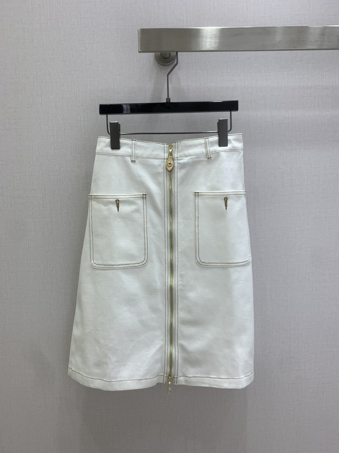 NO:793334,Highly recommended 26 early spring new zipper double pocket denim long skirt produced by Rocket Speed!  The whole piece is three-dimensional tailoring, all-round and exquisite, the upper body is super covered and slimming, the proportion of the legs is super stretched, simple and refreshing, giving a refreshing and fashionable sense of high-end, everyday elegance and fashionable, very versatile, the color is very beautiful, the fabric is high-end and textured, one color SML code, high quality ABC,,skirts,19860909强烈推荐 26早春新款 拉链双口袋牛仔长半裙 火箭速度出品！整件立体剪裁 全方位精致做上身超级遮肉显瘦 超拉腿部比例 简简单单 穿出清爽时髦的高级感 日常优雅又时髦巨百搭 颜色很好看 面料高级又有质感 一个色 SML码 高品质ABC,,skirts,,Women's clothing
