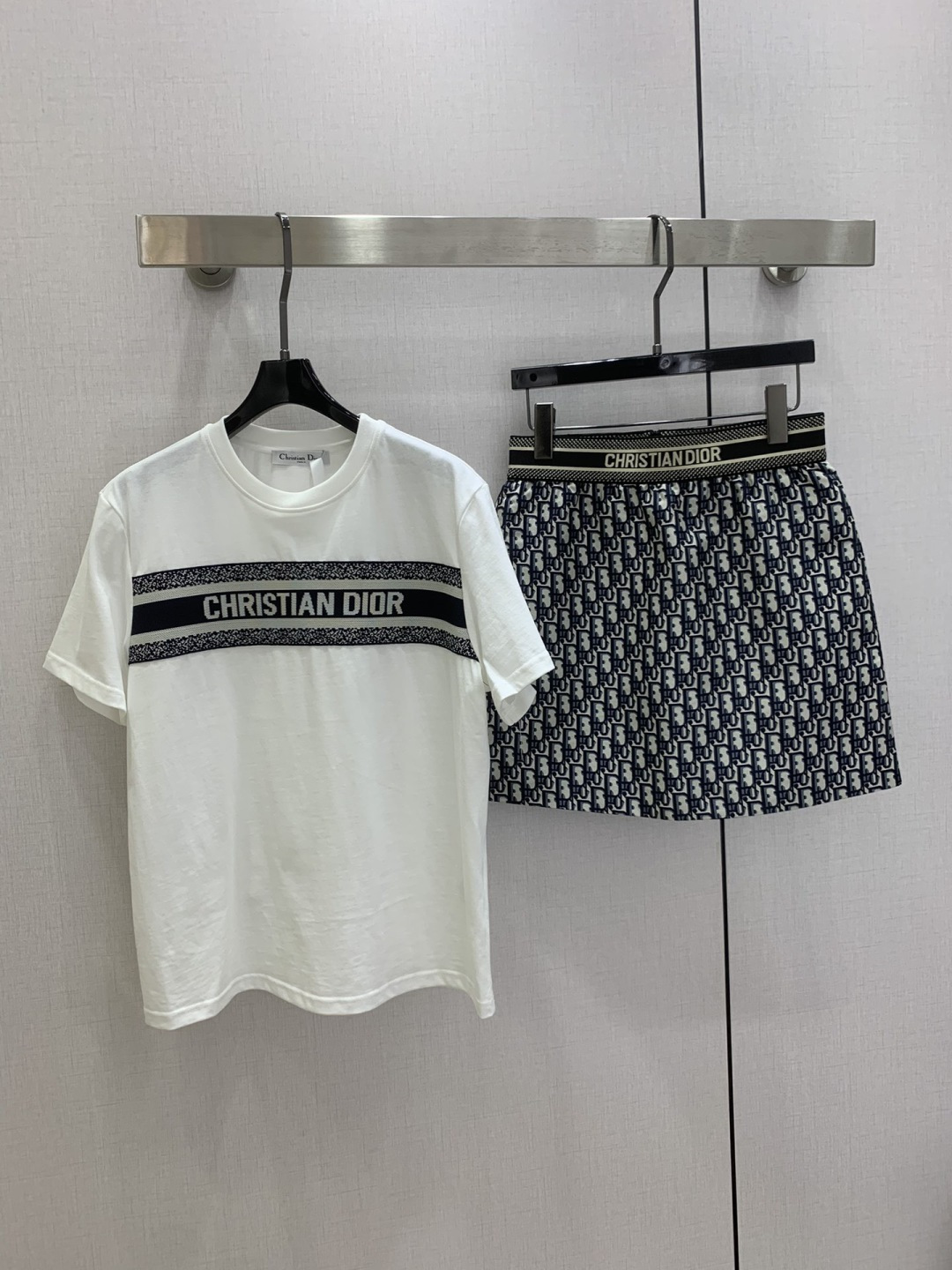 NO:793812,Highly recommended 26 early spring new style letter web jacquard skirt suit pure cotton T-shirt chest patch knitted jacquard logo webbing + jacquard logo skirt suit high-end original fabric made in one color SML code high quality ABC, skirts, tees, t-shirt,19860909强烈推荐 26早春新款 字母织带提花半裙套装 纯棉T恤胸前贴布针织提花logo织带+提花logo半裙套装高端原版面料制作一个色 SML码 高品质ABC,,skirts,tees，t-shirt,,Women's clothing