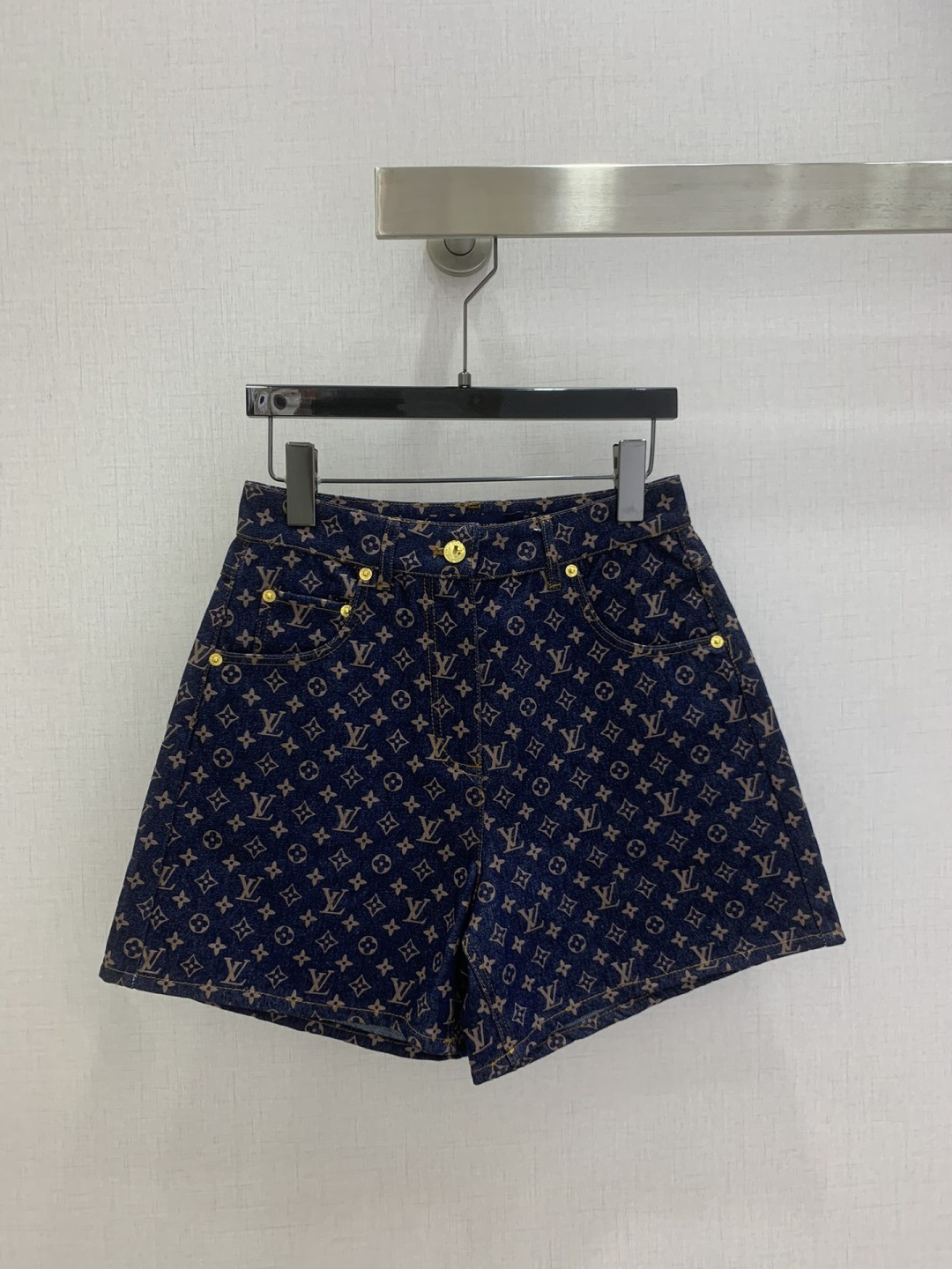 NO:793310,Highly recommended for the early spring of 26. Classic presbyopic denim shorts. It exudes a high-end temperament and is more fashionable. I also love the design. One color SML code. High quality ABC, shorts.19860909强烈推荐 26早春新款 经典老花牛仔短裤 散发着高级气质 同时更巨时髦亮点 设计也超级爱 一个色 SML码 高品质ABC,,shorts,,Women's clothing