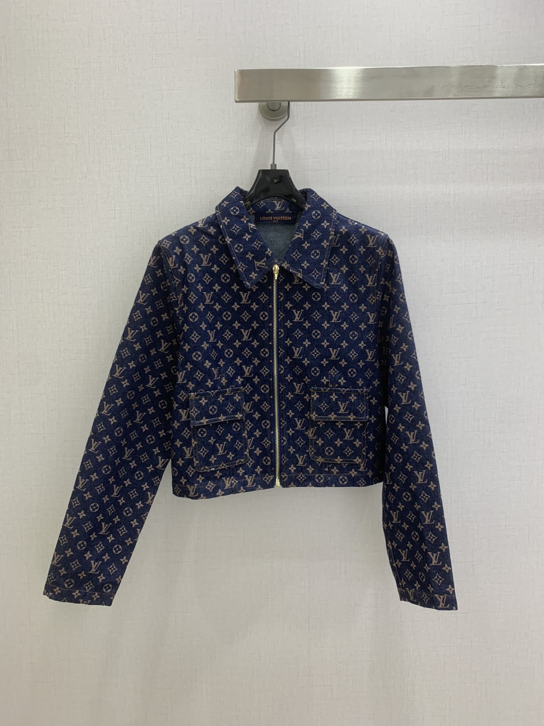 NO:793313,Highly recommended 26 early spring new style classic presbyopia denim jacket. It exudes high-end temperament and is more fashionable. I also love the design. One color SML code. High quality ABC,,jackets & coats,jackets & coats,19860909强烈推荐 26早春新款 经典老花牛仔夹克外套 散发着高级气质 同时更巨时髦亮点 设计也超级爱 一个色 SML码 高品质ABC,,jackets & coats,jackets & coats,,Women's clothing