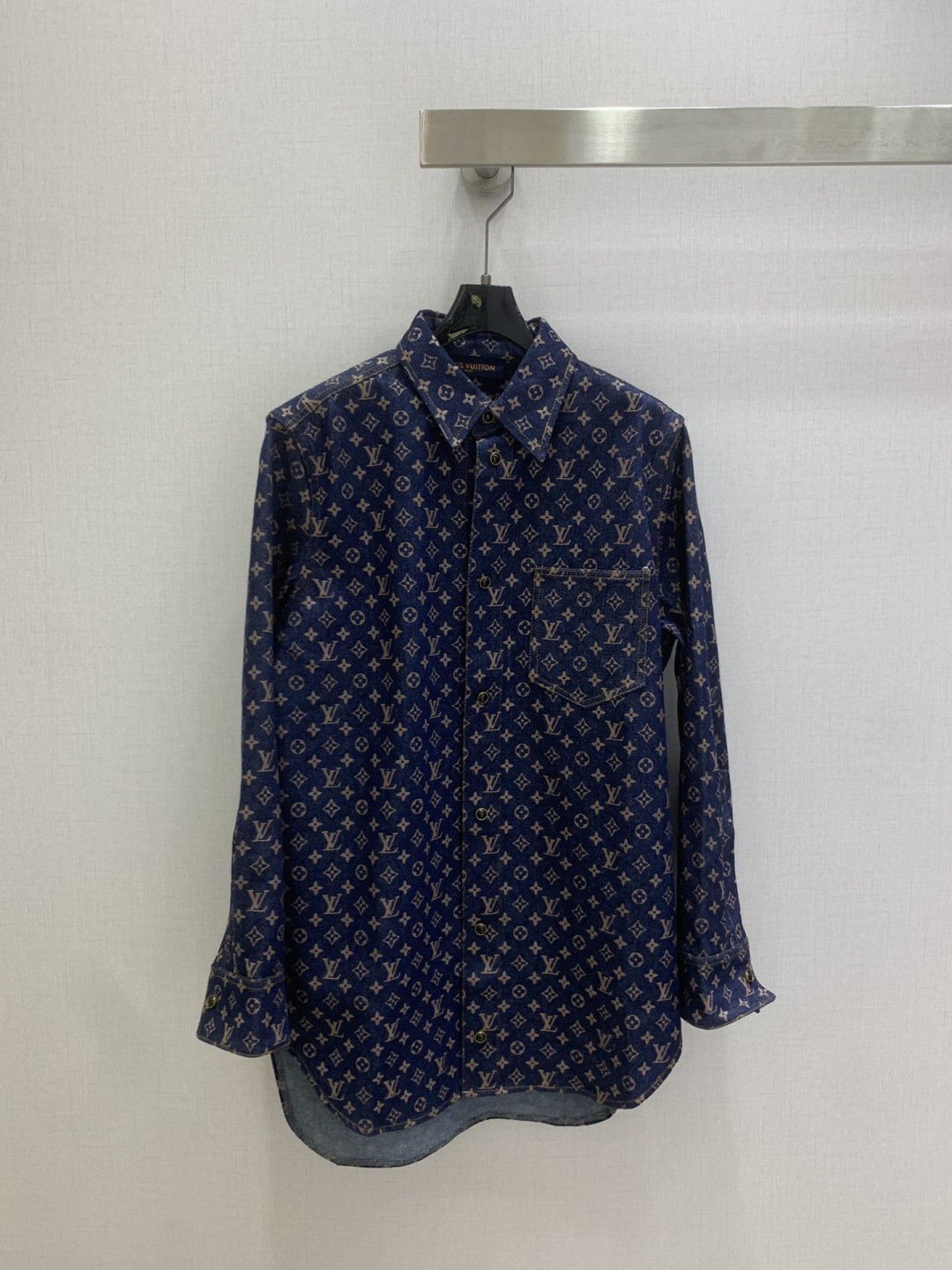 NO:793317,Highly recommended 26 early spring new style classic presbyopic denim shirt. It exudes high-end temperament and is more fashionable. I also love the design. One color SML code. High quality ABC, shirts,19860909强烈推荐 26早春新款 经典老花牛仔衬衫 散发着高级气质 同时更巨时髦亮点 设计也超级爱 一个色 SML码 高品质ABC,,shirts,,Women's clothing