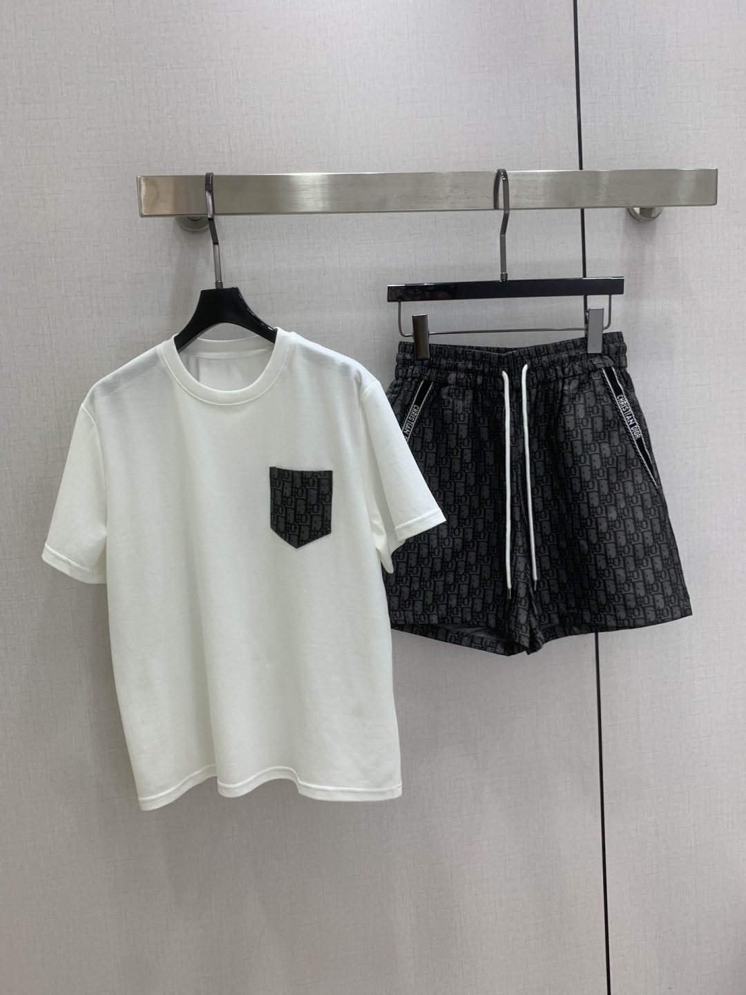 NO:793834,Highly recommended for the early spring of 26, the new jacquard T-shirt and shorts suit. This jacquard shorts and T-shirt suit puts comfort and ingenuity on the body. The jacquard fabric has its own delicate texture, low-key and texture; the short-sleeved T-shirt is paired with the shorts with side pocket webbing decoration, and the small details are hidden in the simplicity. The version is versatile and not picky, and the upper body is beautiful. Don’t miss it. In stock, two colors SML code, high quality AB, shorts, T-shirt, tees, t-shirt,19860909强烈推荐 26早春新款 提花T恤短裤套装 这套提花短裤T恤套装,把舒适与巧思穿在身上.提花面料自带细腻纹理,低调中透着质感；短袖T恤搭配侧边口袋织带装饰短裤,简约中藏着小细节 版型百搭不挑人上身美的不要不要的 现货 两个色 SML码 高品质AB,,shorts,T-shirt,tees，t-shirt,,Women's clothing