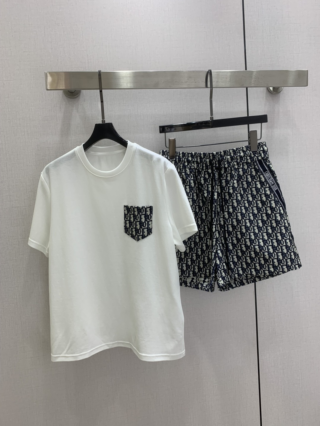 NO:793857,Highly recommended for the early spring of 26, the new jacquard T-shirt and shorts suit. This jacquard shorts and T-shirt suit brings comfort and ingenuity to the body. The jacquard fabric has its own delicate texture, low-key and texture; the short-sleeved T-shirt is paired with side pocket webbing-decorated shorts, and small details are hidden in the simplicity. The version is versatile and not picky, and the upper body is beautiful. Don't miss it. In stock, two colors SML code, high quality ABC, shorts, T-shirt, tees, t-shirt,19860909强烈推荐 26早春新款 提花T恤短裤套装 这套提花短裤T恤套装,把舒适与巧思穿在身上.提花面料自带细腻纹理,低调中透着质感；短袖T恤搭配侧边口袋织带装饰短裤,简约中藏着小细节 版型百搭不挑人上身美的不要不要的 现货 两个色 SML码 高品质ABC,,shorts,T-shirt,tees，t-shirt,,Women's clothing
