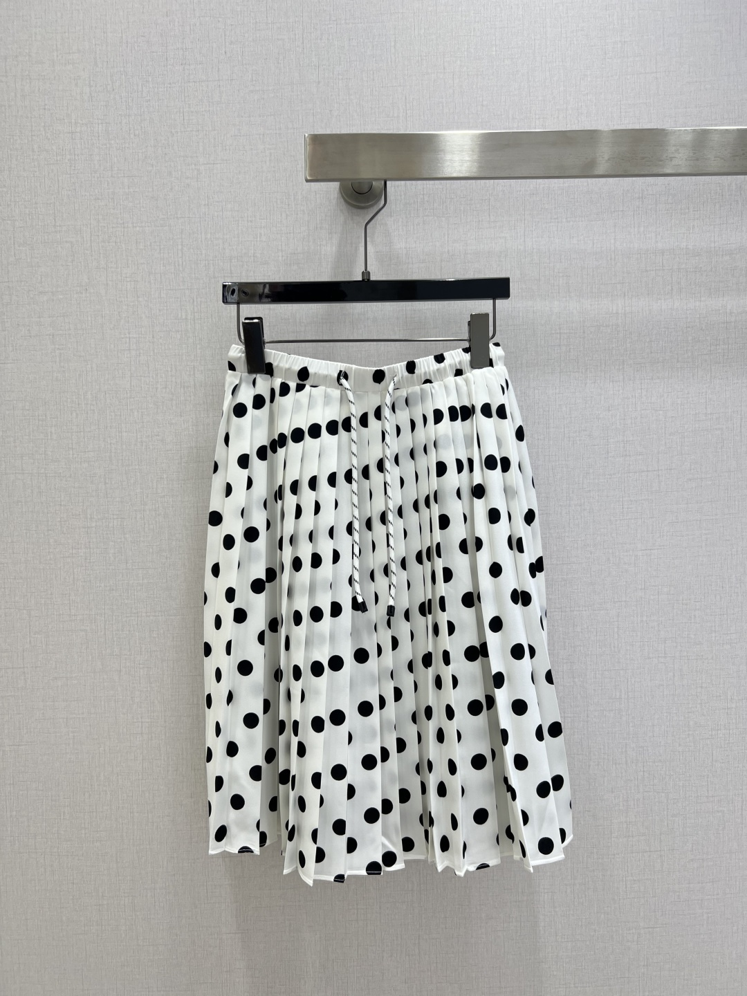NO:794306,Highly recommended 26 early spring new style, polka dot drawstring pleated skirt, high-end atmosphere, full of high-end sense of wear, innovative fabrics, light and soft, the actual product is very good!  The upper body is fashionable and versatile, so beautiful!  High quality workmanship, look at the details, two colors SML code, high quality ABC,,skirts,19860909强烈推荐 26早春新款 波点抽绳百褶半裙 高级大气 满满的穿搭高级感 创新面料 轻盈柔软 实物非常赞！上身洋气百搭,美美哒！高品质做工看细节 两个色 SML码 高品质ABC,,skirts,,Women's clothing