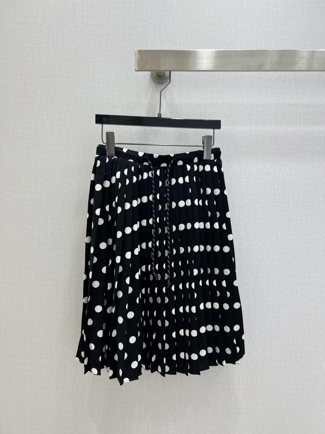 NO:794302,Highly recommended 26 early spring new style, polka dot drawstring pleated skirt, high-end atmosphere, full of high-end sense of wear, innovative fabrics, light and soft, the actual product is very good!  The upper body is fashionable and versatile, so beautiful!  High quality workmanship, look at the details, two colors SML code, high quality AB,,skirts,19860909强烈推荐 26早春新款 波点抽绳百褶半裙 高级大气 满满的穿搭高级感 创新面料 轻盈柔软 实物非常赞！上身洋气百搭,美美哒！高品质做工看细节 两个色 SML码 高品质AB,,skirts,,Women's clothing