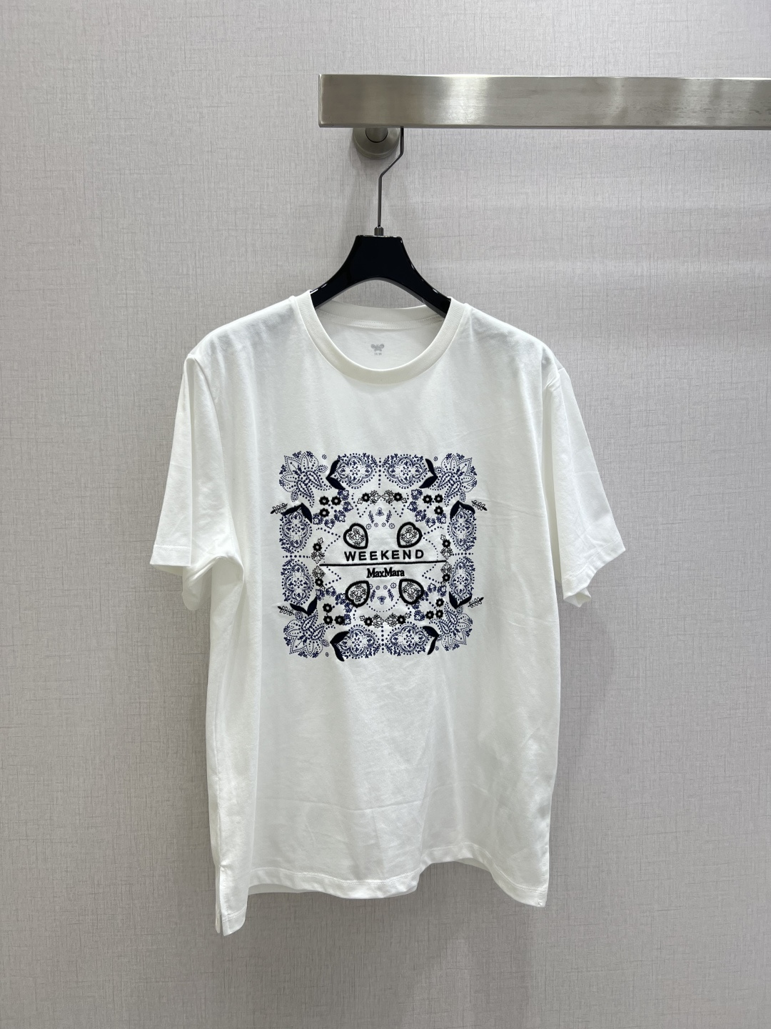 NO:794811,Highly recommended 26 early spring new short-sleeved T-shirt with letter embroidery pattern, simple and interesting!  Pure cotton material, soft and skin-friendly, breathable and comfortable, very suitable for summer wear, loose shoulder style, lazy and casual, slimming and not picky, easy to control for daily outings and leisure. One color SML code, high quality ABC, T-shirt, tees, t-shirt,19860909强烈推荐 26早春新款 字母刺绣图案短袖T恤,简约又有趣！纯棉材质,柔软亲肤,透气舒适,夏天穿超合适,宽松正肩版型,慵懒随性,显瘦不挑身材,日常出街、休闲都能轻松驾驭.一个色 SML码 高品质ABC,,T-shirt,tees，t-shirt,,Women's clothing