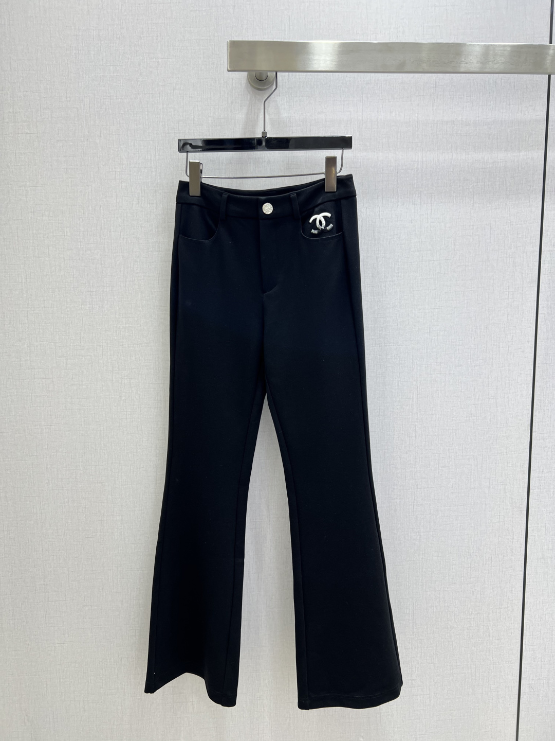 NO:793820,Highly recommended 26 early spring new style Double C embroidered bootcut trousers. Fashionable and easy to wear bootcut trousers for walking. Versatile style. Advanced customization. Comfortable fabrics. Casual and free!  Not only is the color beautiful, the texture is also great!  Retro and fashionable, it can be worn by all body types!  One color SML code high quality ABC,,19860909强烈推荐 26早春新款 双C刺绣微喇长裤 时髦好穿度爆棚的行走的微喇裤 风格百搭 高级定制 舒适的面料 随性洒脱！不旦颜色美,质感也敲好！复古又时尚 各种身材都可以驾驭！一个色 SML码 高品质ABC,,,Women's clothing