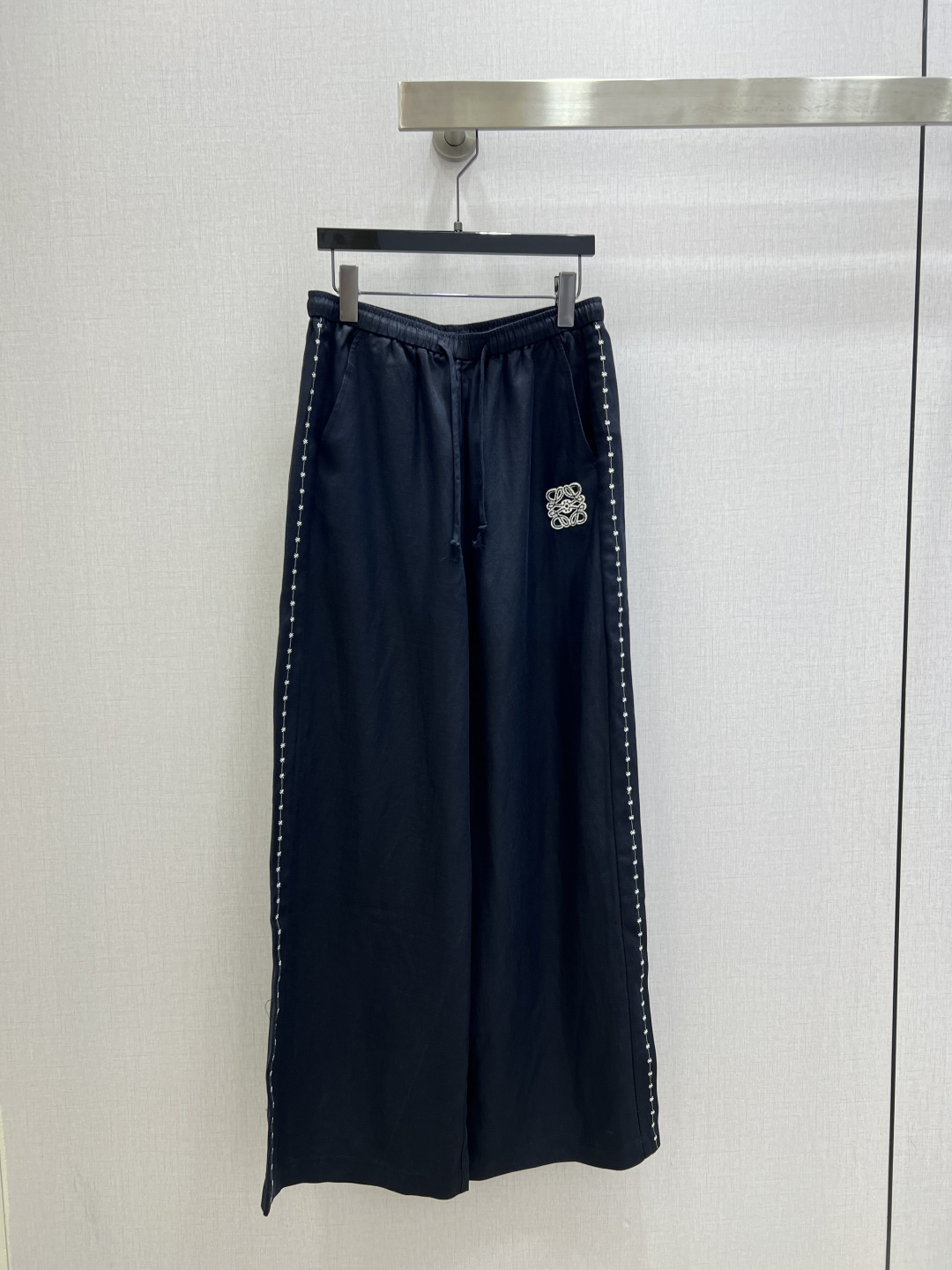 NO:793814,Highly recommended 26 early spring new embroidered linen wide-leg trousers, a single product with a gentle filter, unique weaving elements, exquisite and careful, very high-end. The linen fabric is soft and comfortable, whitening and reducing age, versatile temperament, textured item, two colors SML code, high quality ABC,,19860909强烈推荐 26早春新款 绣品亚麻阔腿长裤 自带温柔滤镜的一款单品,独有的编织元素,精致小心机,非常高级.亚麻面料软乎乎的很舒服,显白减龄,气质百搭,质感单品 两个色 SML码 高品质ABC,,,Women's clothing