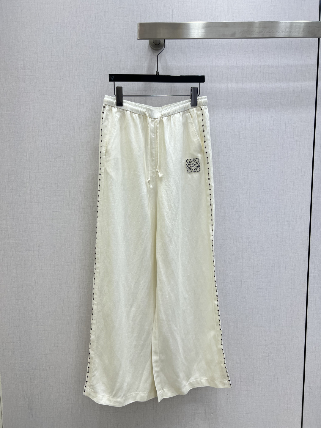 NO:793809,Highly recommended 26 early spring new embroidered linen wide-leg trousers, a single product with a gentle filter, unique weaving elements, exquisite and careful, very high-end. The linen fabric is soft and comfortable, whitening and reducing age, versatile temperament, textured item, two colors SML code, high quality ABC,,19860909强烈推荐 26早春新款 绣品亚麻阔腿长裤 自带温柔滤镜的一款单品,独有的编织元素,精致小心机,非常高级.亚麻面料软乎乎的很舒服,显白减龄,气质百搭,质感单品 两个色 SML码 高品质ABC,,,Women's clothing