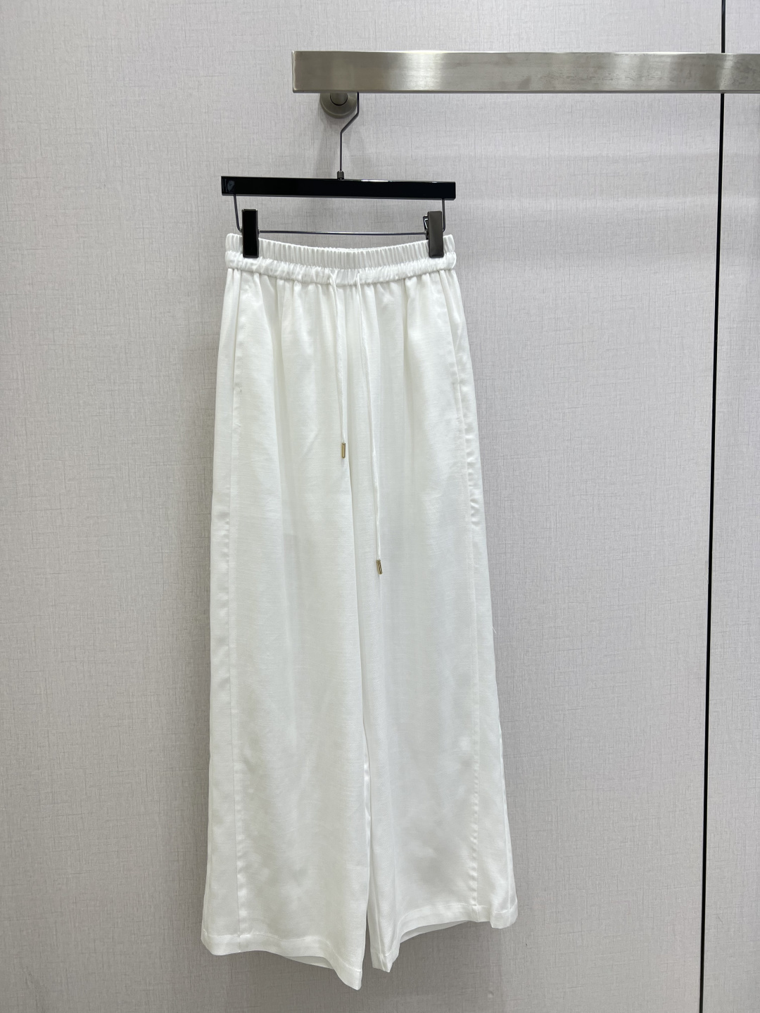 NO:793790,Highly recommend the new 26 early spring lace embroidered wide-leg trousers. You are not picky about your body shape. The upper body is particularly good!  The style of the matching is also very versatile. Exquisite advanced customization. The texture of the fabric is awesome. Retro and elegant. The upper body is cool and handsome, reducing age and fashionable. Two colors. SML code. High quality ABC,,19860909强烈推荐 26早春新款 蕾丝绣品阔腿长裤 不挑剔身形要求 上身特别赞！搭配的风格也很通吃 精致高级定制 富有肌理感的面料质感超赞 复古优雅 上身酷帅减龄时髦 两个色 SML码 高品质ABC,,,Women's clothing
