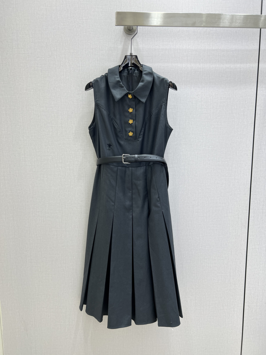 NO:793797,Highly recommended for the early spring of 26, the new lapel sleeveless belt dress with delivery belt is classic and stylish. It can be perfectly controlled in all kinds of styles ~ high-end ready-made clothing, the details are so beautiful!  Exquisite and everyday, easy to control!  The texture is great!  Age reduction, fashion, casual girly feel, one color SML code, high quality ABC,,skirts,19860909强烈推荐 26早春新款 翻领无袖腰带连衣裙 配送腰带 经典又有型 各种都能完美驾驭～高级成衣做法,细节美到爆！精美又日常,轻松驾驭！质感棒棒哒！减龄 时尚 休闲少女感,一个色 SML码 高品质ABC,,skirts,,Women's clothing