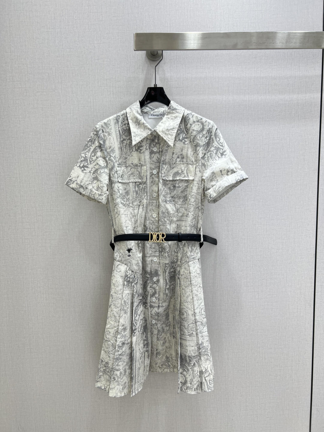 NO:793813,Highly recommended 26 early spring new style retro printed belted pleated dress, mid-length lapel elastic waist adjustable dress, embroidered LOGO pattern on the chest, rayon jacquard fabric full of high-end feel, casual and versatile version, one color SML code, high quality ABC,,skirts,19860909强烈推荐 26早春新款 复古印花腰带褶皱连衣裙,翻领中长款松紧腰调节设计连衣裙,胸前刺绣LOGO图案、人丝提花面料高级感十足,版型休闲百搭,一个色 SML码 高品质ABC,,skirts,,Women's clothing