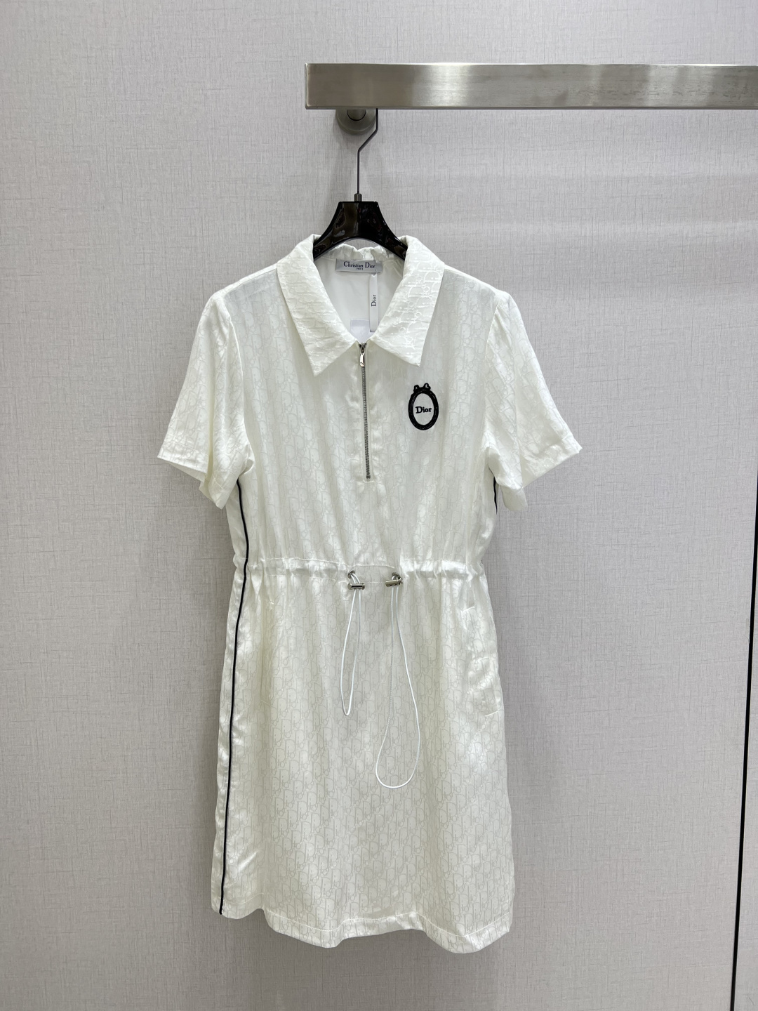 NO:793802,Highly recommended for early spring 26. Jacquard lapel half-zip waist dress, embroidered bee pattern on the side waist. The waist is styled with a belt and is high-end. The printed Dior Barocco pattern is inspired by the featured theme of the series, highlighting flowers, butterflies and delicate vines. Two colors. SML code. High quality AB, dior, skirts,19860909强烈推荐 26早春新款 提花翻领半拉链收腰连衣裙,侧腰刺绣小蜜蜂图案 版型收腰搭配皮带高级大气,印花DiorBarocco图案,灵感源自该系列的特色主题,突显花朵、蝴蝶和精致藤蔓 两个色 SML码 高品质AB,,dior,skirts,,Women's clothing