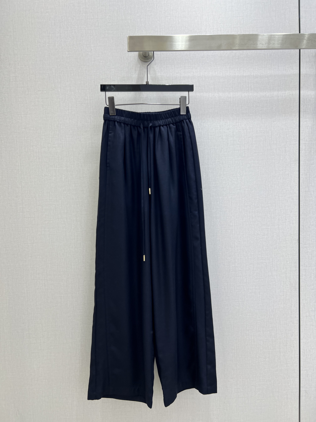 NO:793796,Highly recommend the new 26 early spring lace embroidered wide-leg trousers. You are not picky about your body shape. The upper body is particularly good!  The style of the matching is also very versatile. Exquisite advanced customization. The texture of the fabric is awesome. Retro and elegant. The upper body is cool and handsome, reducing age and fashionable. Two colors. SML code. High quality ABC,,19860909强烈推荐 26早春新款 蕾丝绣品阔腿长裤 不挑剔身形要求 上身特别赞！搭配的风格也很通吃 精致高级定制 富有肌理感的面料质感超赞 复古优雅 上身酷帅减龄时髦 两个色 SML码 高品质ABC,,,Women's clothing