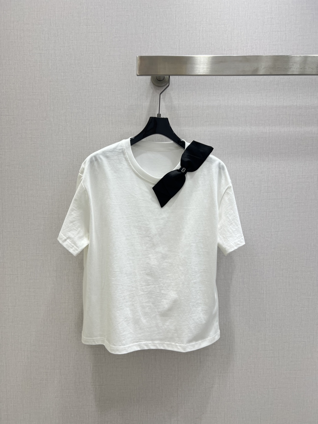 NO:794311,Highly recommended 26th early spring new product, three-dimensional bow short-sleeved T-shirt, exquisite version, slimming the upper body!  Customized latest craftsmanship, low-key luxury!  Fashionable must-have items to unlock all outfits!  The classic version is versatile and easy to wear!  One color SMLXL code high quality ABC, T-shirt, tees, t-shirt,19860909强烈推荐 26早春新品 立体蝴蝶结短袖T恤 精致版型上身巨显瘦！定制最新工艺 低调奢华！时髦精必备单品解锁所有穿搭！经典版型百搭不挑人！一个色 SMLXL码 高品质ABC,,T-shirt,tees，t-shirt,,Women's clothing