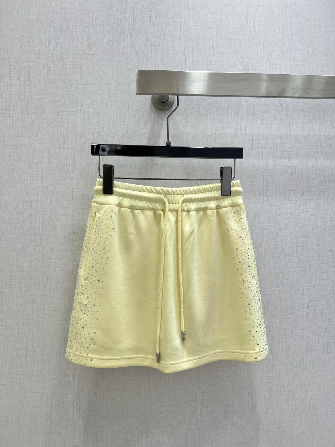 NO:794292,Highly recommended for the early spring of 26, the hot-drilled drawstring pocket skirt has no reason to reject it. It has a cool style and is suitable for daily commuting, regardless of the occasion. The design is unique, the layering is richer, and the small details are a plus. Two colors, SML code, high quality ABC,,skirts,19860909强烈推荐 26早春新款 烫钻抽绳口袋半裙 没有理由可以拒绝它.可A可飒的风格,日常通勤穿什么的都是很OK的,不挑场合的.设计独特 层次感更加丰富,满满小细节太加分了 两个色 SML码 高品质ABC,,skirts,,Women's clothing