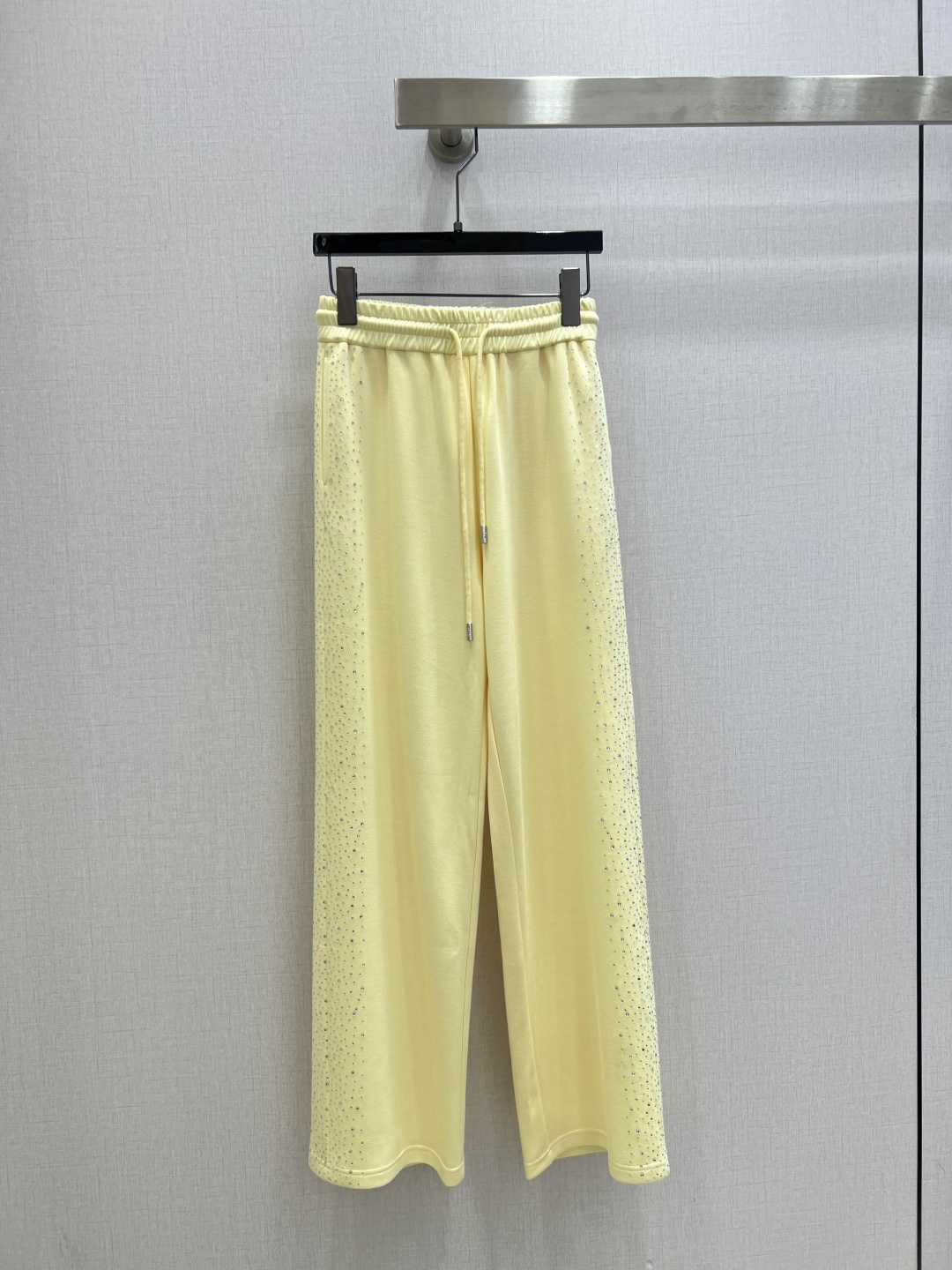 NO:794301,Highly recommended for the early spring of 26, the new hooded rhinestone sweatshirt, rhinestone drawstring straight trousers, separate batches, there is no reason to refuse it. A cute style, it is OK to wear for daily commuting, regardless of the occasion. The design is unique, the layering is richer, and it is full of small details, which is a plus. Two colors SML code, high quality, hoodie, sweatshirts, jackets & coats, hats,19860909强烈推荐 26早春新款 连帽烫钻卫衣外套烫钻抽绳直筒长裤 分开批 没有理由可以拒绝它.可A可飒的风格,日常通勤穿什么的都是很OK的,不挑场合的.设计独特 层次感更加丰富,满满小细节太加分了 两个色 SML码 高品质,,hoodie,sweatshirts,jackets & coats,hats,,Women's clothing