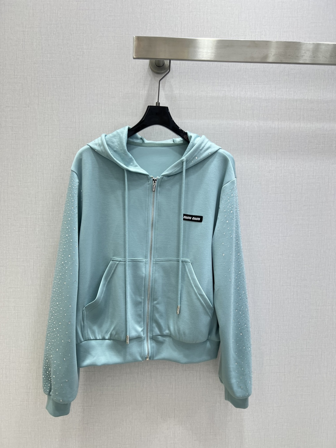 NO:794300,Highly recommended for the early spring of 26, the new hooded rhinestone sweatshirt, rhinestone drawstring straight trousers, separate batches, there is no reason to reject it. A cute style, it is OK to wear for daily commuting, regardless of the occasion. The design is unique, the layering is richer, and the small details are a plus. Two colors SML code, high quality, hoodie, sweatshirts, jackets & coats, hats,19860909强烈推荐 26早春新款 连帽烫钻卫衣外套烫钻抽绳直筒长裤 分开批 没有理由可以拒绝它.可A可飒的风格,日常通勤穿什么的都是很OK的,不挑场合的.设计独特 层次感更加丰富,满满小细节太加分了 两个色 SML码 高品质外,,hoodie,sweatshirts,jackets & coats,hats,,Women's clothing