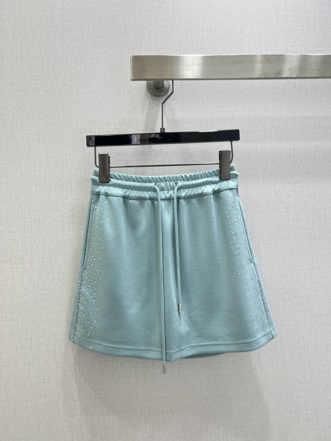 NO:794288,Highly recommended for the early spring of 26, the hot-drilled drawstring pocket skirt has no reason to reject it. It has a cool style and is suitable for daily commuting, regardless of the occasion. The design is unique, the layering is richer, and the small details are a plus. Two colors, SML code, high quality ABC,,skirts,19860909强烈推荐 26早春新款 烫钻抽绳口袋半裙 没有理由可以拒绝它.可A可飒的风格,日常通勤穿什么的都是很OK的,不挑场合的.设计独特 层次感更加丰富,满满小细节太加分了 两个色 SML码 高品质ABC,,skirts,,Women's clothing