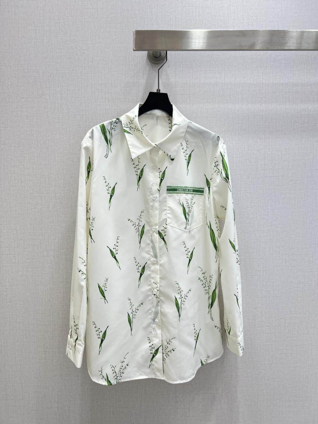 NO:794321,Highly recommended 26 early spring new letter pocket printed shirt, cute style, full of small details, great points. Exquisite workmanship, age-reducing fashion, good hold style, won the hearts of fairies, soft and textured, classic, one color SML code, high quality ABC,, shirts,19860909强烈推荐 26早春新款 字母口袋印花衬衫 可A可乖的风格,满满小细节太加分了.做工精致 减龄时尚 好HOLD住造型 深得仙女心 柔软有质感 经典之作 一个色 SML码 高品质ABC,,shirts,,Women's clothing