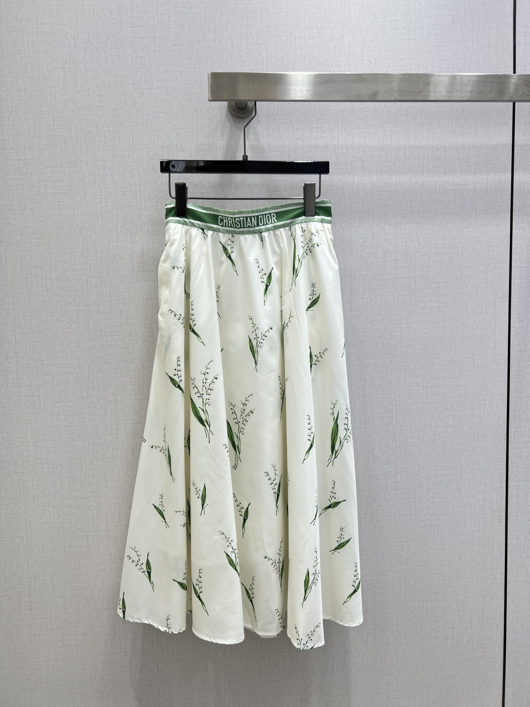 NO:794317,Highly recommended 26 early spring new style, long skirt with letter web print, cute style, full of small details that are a plus. Exquisite workmanship, age-reducing fashion, good hold style, won the hearts of fairies, soft and textured, classic, one color SML code, high quality ABC,,skirts,19860909强烈推荐 26早春新款 字母织带印花长半裙 可A可乖的风格,满满小细节太加分了.做工精致 减龄时尚 好HOLD住造型 深得仙女心 柔软有质感 经典之作 一个色 SML码 高品质ABC,,skirts,,Women's clothing