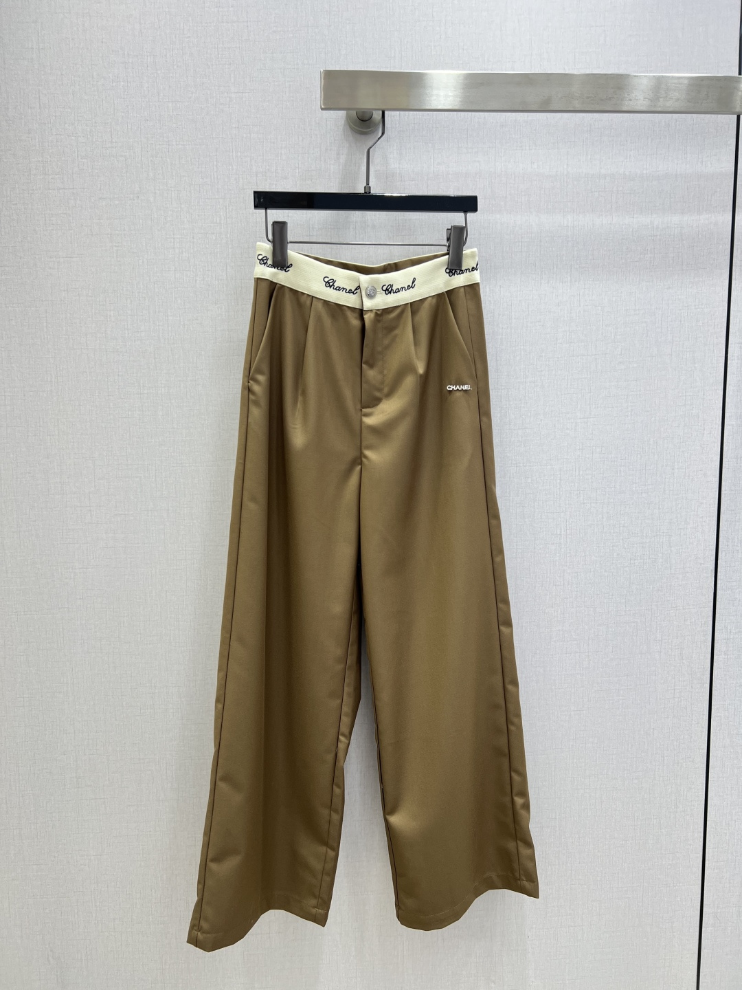 NO:794312,Highly recommended 26 early spring new style wide-leg trousers with metal stitching letters. Very fashionable and easy to wear. Versatile style. Advanced customization. Comfortable fabrics. Casual and free!  Not only is the color beautiful, the texture is also great!  Retro and fashionable, it can be worn by all body types!  Two colors SML code high quality ABC,,19860909强烈推荐 26早春新款 拼接字母金属阔腿长裤 时髦好穿度爆棚 风格百搭 高级定制 舒适的面料 随性洒脱！不旦颜色美,质感也敲好！复古又时尚 各种身材都可以驾驭！两个色 SML码 高品质ABC,,,Women's clothing
