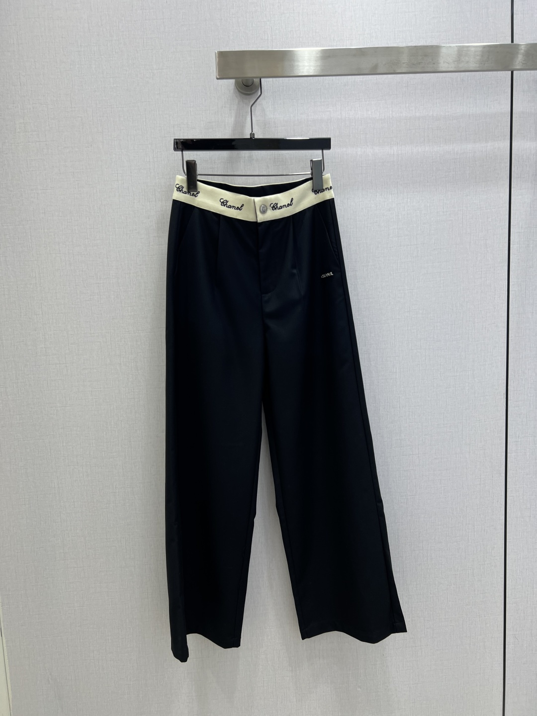 NO:794308,Highly recommended 26 early spring new style wide-leg trousers with metal stitching letters. Very fashionable and easy to wear. Versatile style. Advanced customization. Comfortable fabrics. Casual and free!  Not only is the color beautiful, the texture is also great!  Retro and fashionable, it can be worn by all body types!  Two colors SML code high quality ABC,,19860909强烈推荐 26早春新款 拼接字母金属阔腿长裤 时髦好穿度爆棚 风格百搭 高级定制 舒适的面料 随性洒脱！不旦颜色美,质感也敲好！复古又时尚 各种身材都可以驾驭！两个色 SML码 高品质ABC,,,Women's clothing