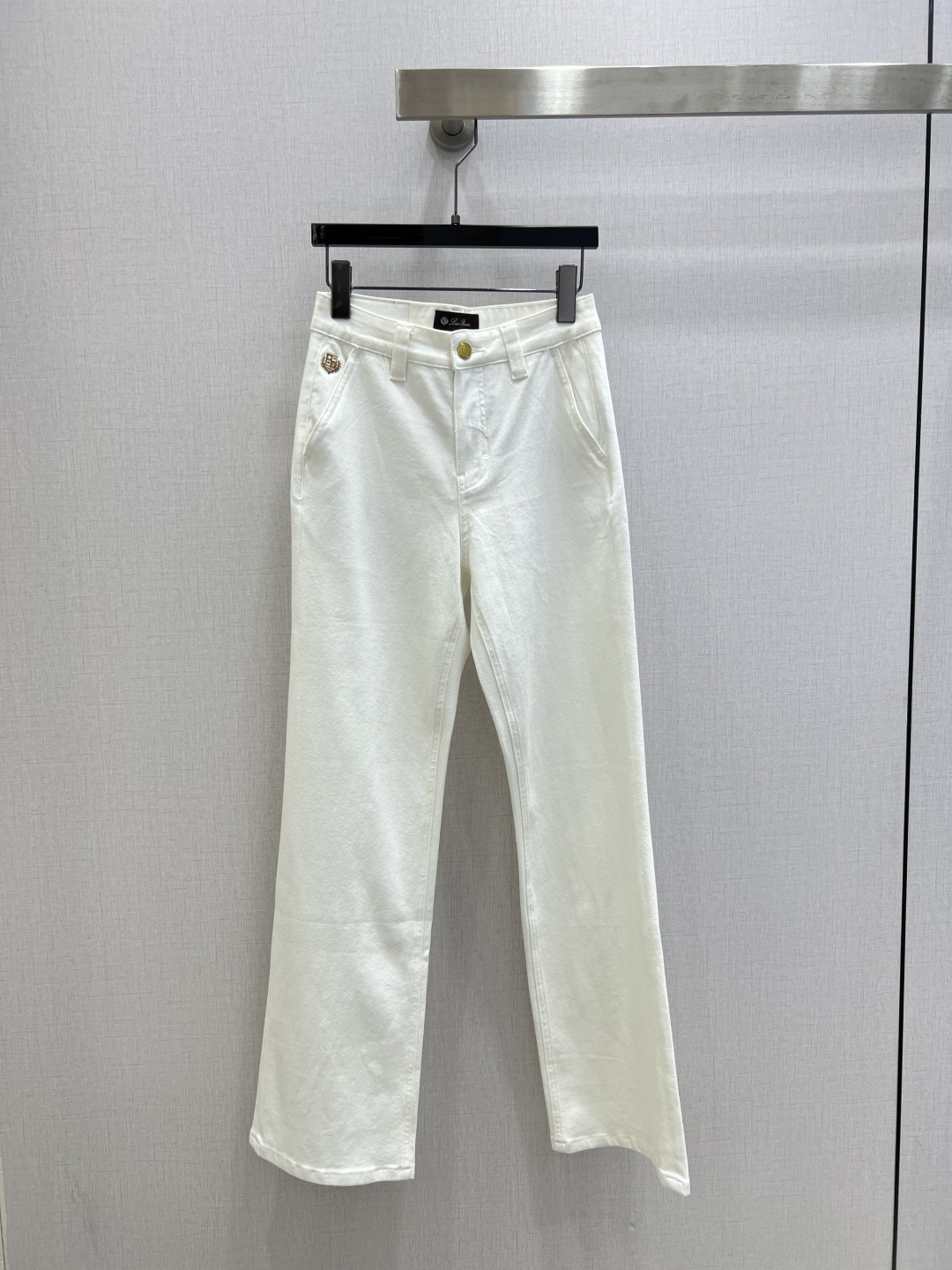 NO:794817,Highly recommended 26 early spring new denim trousers with embroidered letters. Recommended for daily wear. The most versatile white straight trousers. Looks good with a T-shirt or a shirt. Straight-leg tailoring. Easily lengthens the proportion of the legs. Shows height and hides flesh. High elastic fabric. One color. 2627282930 code. High quality ABC, shirts, tees, t-shirt,19860909强烈推荐 26早春新款 刺绣字母牛仔长裤 日常穿搭推荐 百搭第一名的白色直筒裤 不管是T恤或者衬衫搭配都好看 直筒版型剪裁 轻松拉长双腿比例感 显高又藏肉 高弹面料 一个色 2627282930码 高品质ABC,,shirts,tees，t-shirt,,Women's clothing
