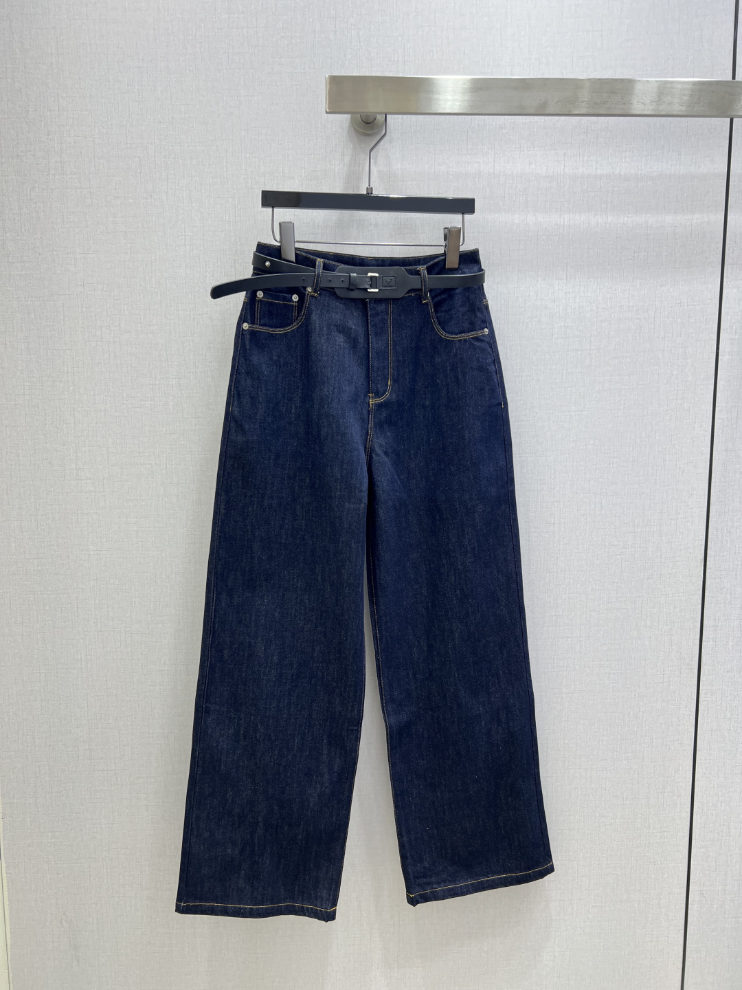 NO:794282,Highly recommended 26 early spring new leather brand belt denim trousers. High-end production ~ super fashionable new denim denim. The upper body is cool and sassy with a unique color tone. The texture is fine, the cotton feels natural, it has a muscular feel yet is soft, super beautiful!  The details and workmanship are super good, new products are in stock now, one color SML code, high quality ABC,,19860909强烈推荐 26早春新款 皮牌腰带牛仔长裤 高版出品~超时髦新款丹宁牛仔 个性色调上身又酷又飒爽 纹理细腻,棉感自然,既有筋骨感又不失柔软,超级漂亮！细节做工超级好,新品现货开抢 一个色 SML码 高品质ABC,,,Women's clothing