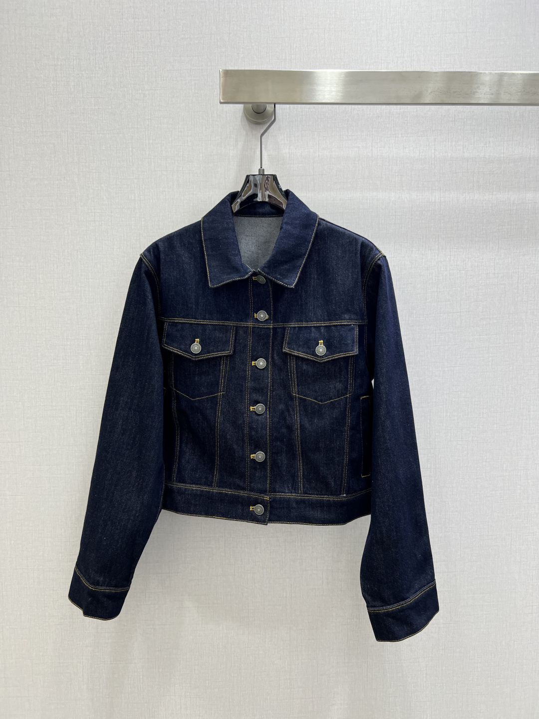 NO:794284,Highly recommended 26 early spring new style lapel double-pocket denim jacket. High-end production ~ super fashionable new denim denim. The upper body is cool and sassy with a unique color tone. The texture is fine, the cotton feels natural, it is muscular yet soft, super beautiful!  The details and workmanship are super good, new products are in stock, one color SML code, high quality ABC,,jackets & coats,jackets & coats,19860909强烈推荐 26早春新款 翻领双口袋牛仔夹克外套 高版出品~超时髦新款丹宁牛仔 个性色调上身又酷又飒爽 纹理细腻,棉感自然,既有筋骨感又不失柔软,超级漂亮！细节做工超级好,新品现货开抢 一个色 SML码 高品质ABC,,jackets & coats,jackets & coats,,Women's clothing