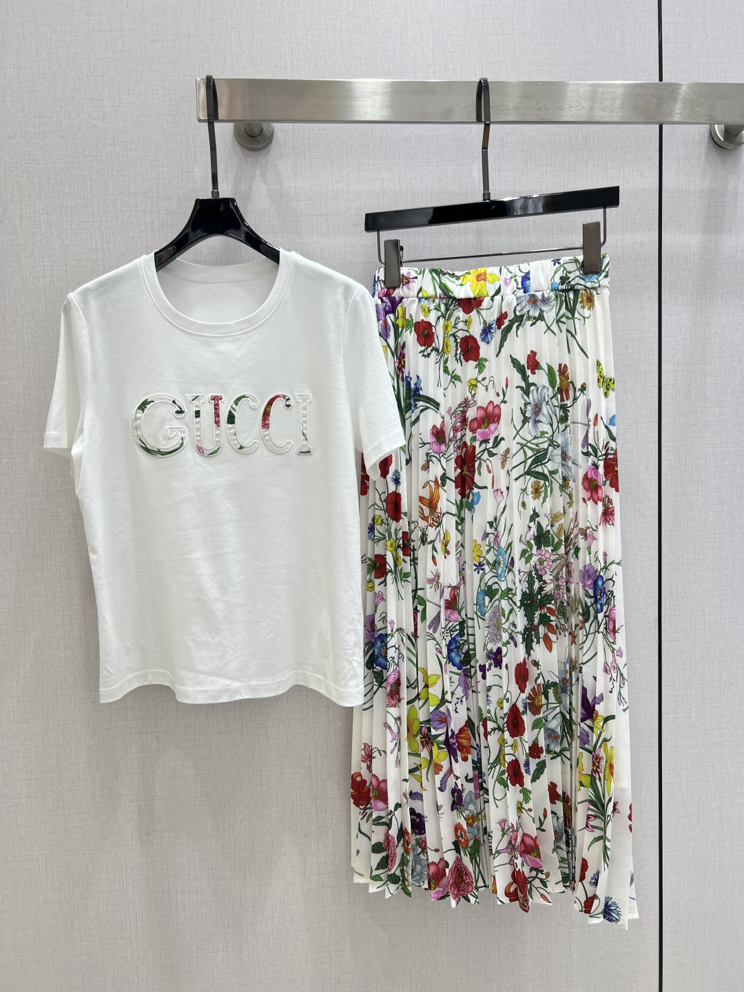 NO:793823,Highly recommended 26 new early spring T-shirt printed pleated suit, high-end romantic pleated skirt, retro style, so beautiful that it has no friends!  Sweet and salty, fashionable and high-end!  Versatile artifact, cute and charming, pleated design, perfect workmanship, quality depends on the details!  Two colors SML code, high quality ABC,,skirts,tees,t-shirt,19860909强烈推荐 26早春新款 T恤印花百褶套装 高级浪漫压褶裙摆复古风美到没朋友！ 可甜可盐上身时髦又高级！百搭神器 可仙可飒 压褶设计完美做工品质看细节！两个色 SML码 高品质ABC,,skirts,tees，t-shirt,,Women's clothing