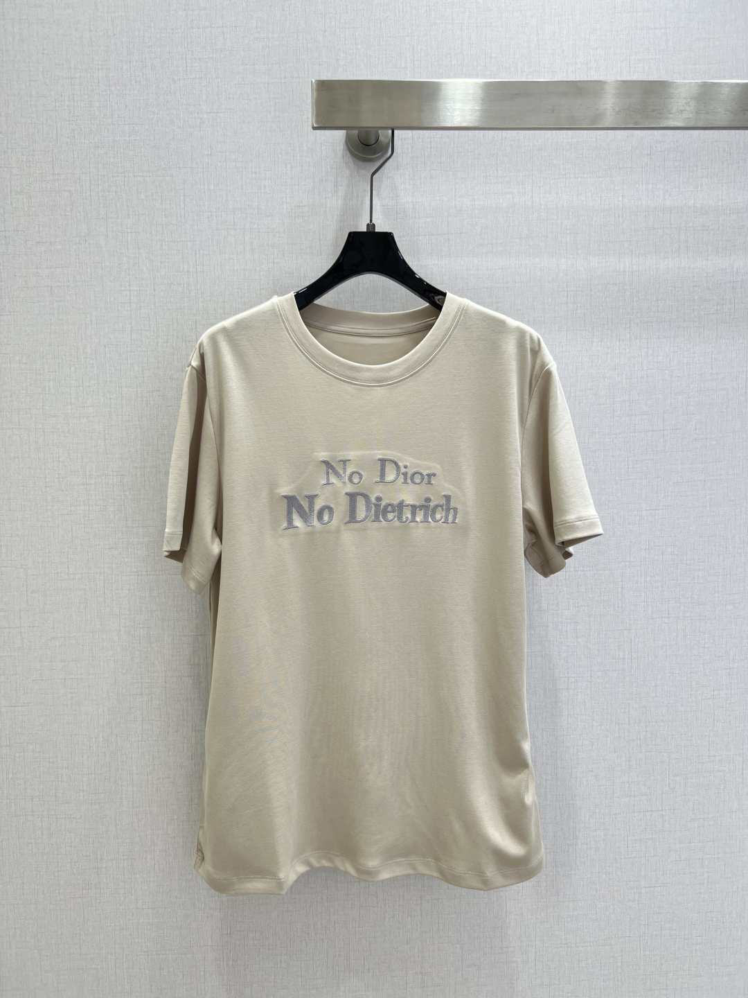 NO:794774,Highly recommended 26 early spring new short-sleeved T-shirt with letter embroidery. It is very dense and feels great. It is a really hard-working one!  !  Perfect details, regular fit!  The upper body is not picky at all, is simple and generous, and instantly enhances your temperament. Popular recommendation, two colors SML code, high quality ABC, T-shirt, tees, t-shirt,19860909强烈推荐 26早春新款 字母绣品短袖T恤 密度很高手感超好 真的费劲心血的一款！！细节完美 常规版型！上身完全不挑人简单大方,瞬间提升气质 爆款推荐,两个色 SML码 高品质ABC,,T-shirt,tees，t-shirt,,Women's clothing