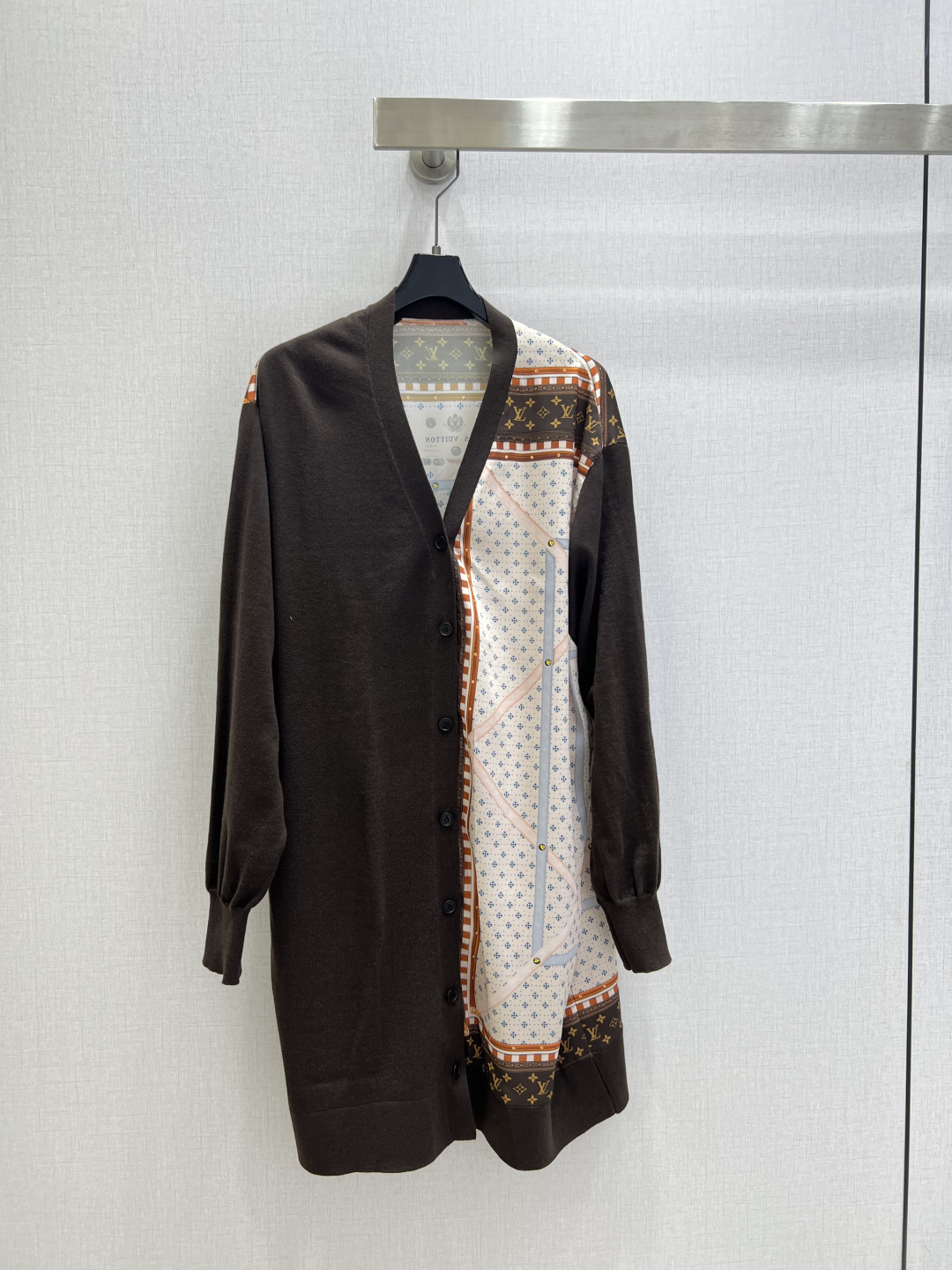 NO:794770,Highly recommended for the early spring of 26, the new spliced ​​printed coat and jacket. The spliced ​​fabric is very nice. The upper body is full of fashion and high-end and has its own aura. It is fashionable and high-end. The color is super positive. The upper body looks white and slim. You can walk with wind. The upper body has full aura. The length is just right. Easy to control. One color, SMLXL code. High quality AB,,jackets & coats,19860909强烈推荐 26早春新款 拼接印花大衣外套 拼接面料很奈斯 上身就是满满的时髦高级感自带气场 时髦又高级 颜色超级正 上身显白又显瘦 走路都带风 上身气场全开 长度恰到好处 轻松驾驭 一个色 SMLXL码 高品质AB,,jackets & coats,,Women's clothing