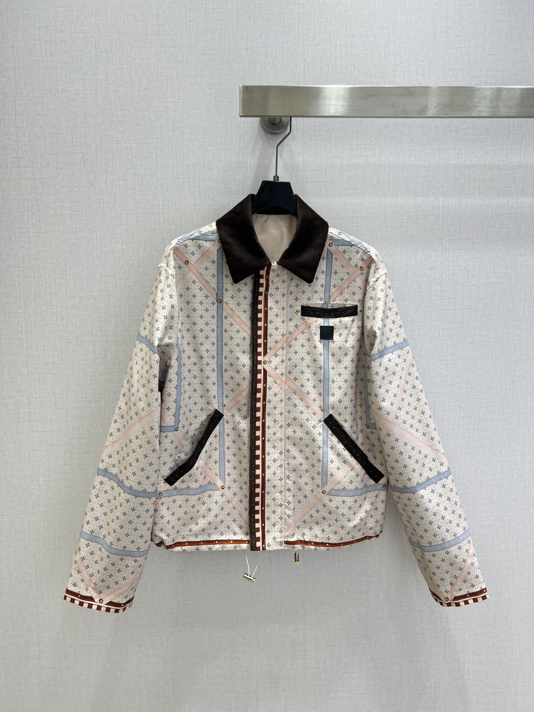 NO:794785,Highly recommended 26 early spring new style, contrasting lapel printed jacket, special material with texture, great attention to every small detail, just the right sense of high-end, three-dimensional tailoring, making the upper body of the garment more refined and western-style. The real thing is amazing!  One color SMLXL code High quality ABC, jackets & coats,19860909强烈推荐 26早春新款 撞色翻领印花外套 特殊材质有肌理感 每个小细节都非常注重 恰到好处的高级感 立体剪裁 让成衣上身更为精致洋气 实物太赞啦！一个色 SMLXL码 高品质ABC,,jackets & coats,,Women's clothing
