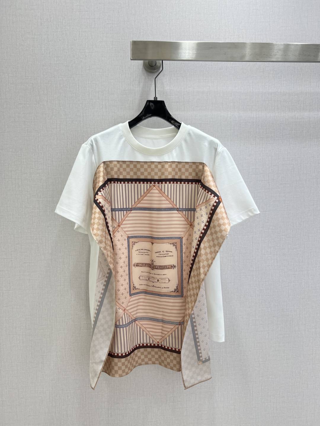 NO:794777,Highly recommended 26 early spring new style fake two-piece printed short-sleeved top. It is very dense and feels great. It is a really hard-working one!  !  Perfect details, regular fit!  The upper body is not picky at all, simple and generous, and instantly enhances your temperament. Popular recommendation, one color, SMLXL code, high quality ABC, T-shirt,19860909强烈推荐 26早春新款 假两件印花短袖上衣 密度很高手感超好 真的费劲心血的一款！！细节完美 常规版型！上身完全不挑人简单大方,瞬间提升气质 爆款推荐,一个色 SMLXL码 高品质ABC,,T-shirt,,Women's clothing