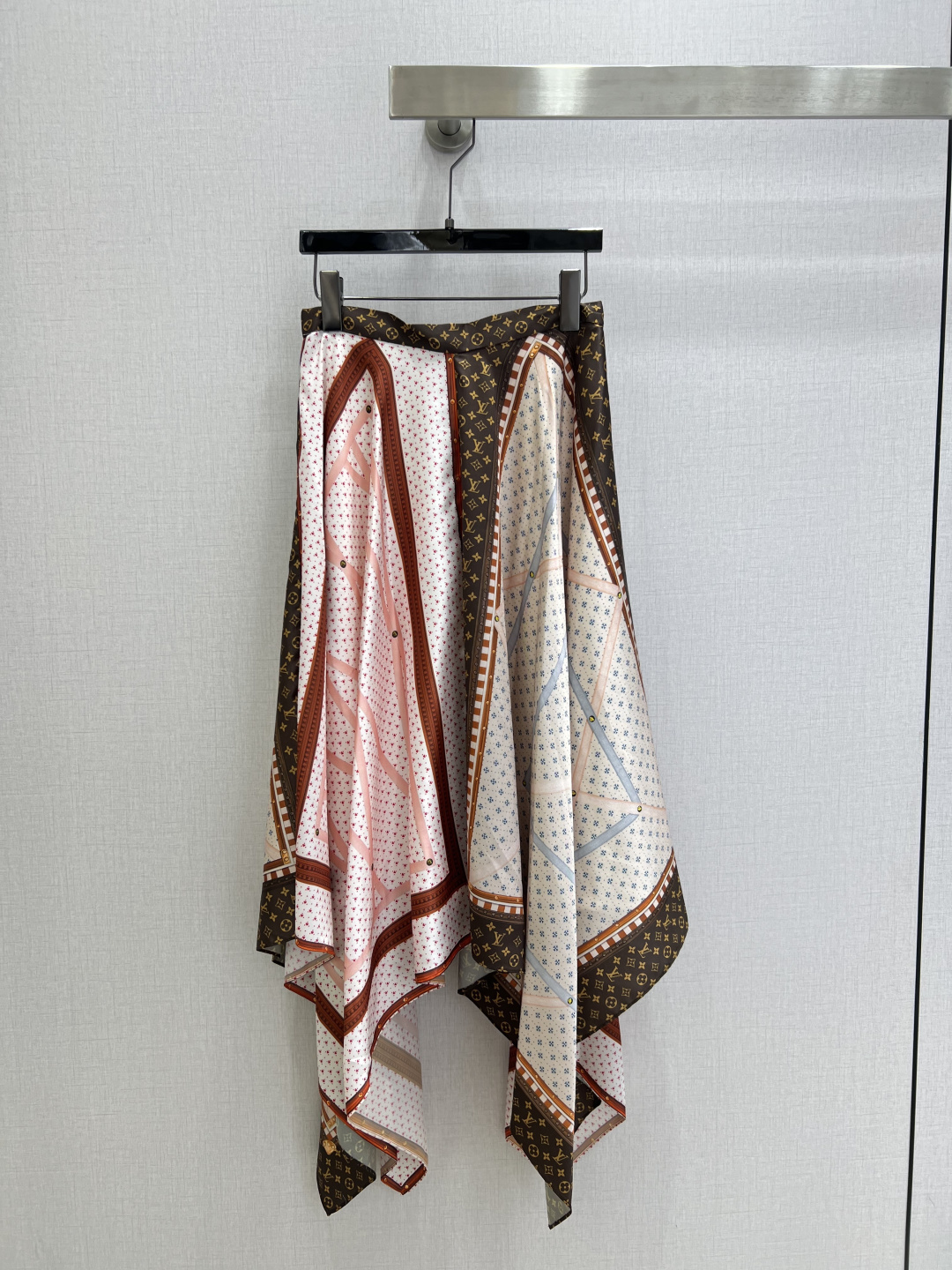 NO:794773,Highly recommended 26 early spring new style, irregular splicing printed long skirt, special material with texture, great attention to every small detail, just the right sense of high-end, three-dimensional tailoring, making the upper body of the garment more refined and western-style. The real thing is amazing!  One color SMLXL code, high quality ABC,,skirts,19860909强烈推荐 26早春新款 不规则拼接印花长半裙 特殊材质有肌理感 每个小细节都非常注重 恰到好处的高级感 立体剪裁 让成衣上身更为精致洋气 实物太赞啦！一个色 SMLXL码 高品质ABC,,skirts,,Women's clothing