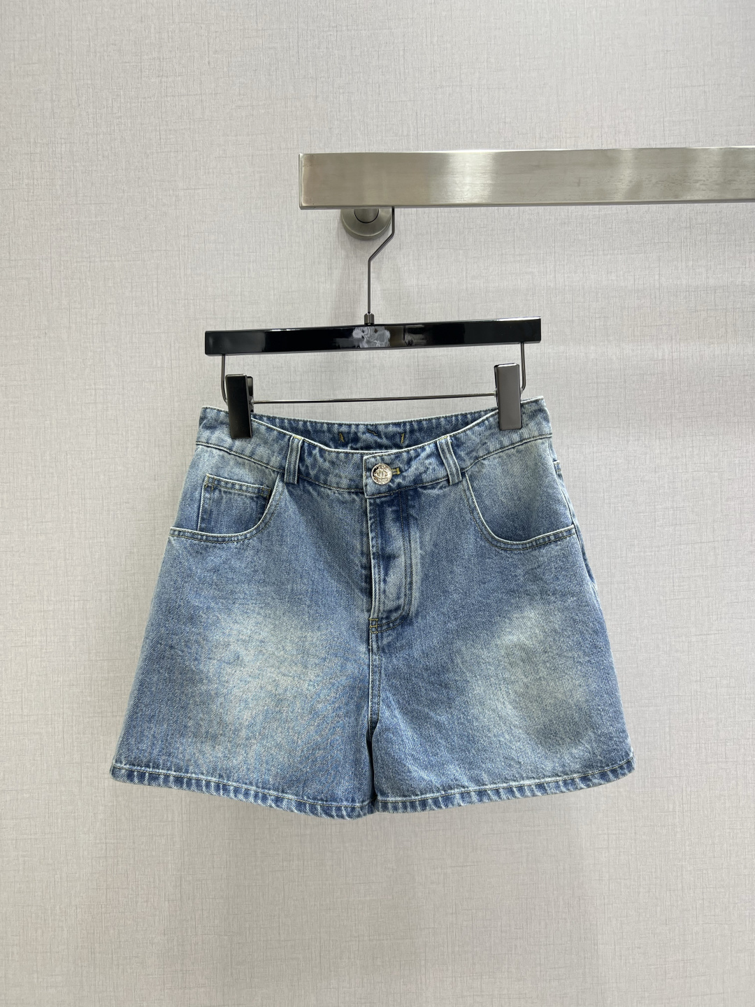 NO:794766,Highly recommended 26 early spring new style pocket double C denim shorts, new denim series, high appearance, a series of products, versatile and worry-free, just a very clean feeling, a must-have for everyone, really great!  Washed denim cotton that feels very comfortable, aged and fermented, one color, SML code, high quality ABC, shorts,19860909强烈推荐 26早春新款 口袋双C牛仔短裤 新款牛仔系列 高颜值 一系列出品 百搭无烦恼 就是很干净的感觉 人手必备 真的很赞！ 手感很舒服的洗水牛仔棉 做旧酵洗造型 一个色 SML码 高品质ABC,,shorts,,Women's clothing
