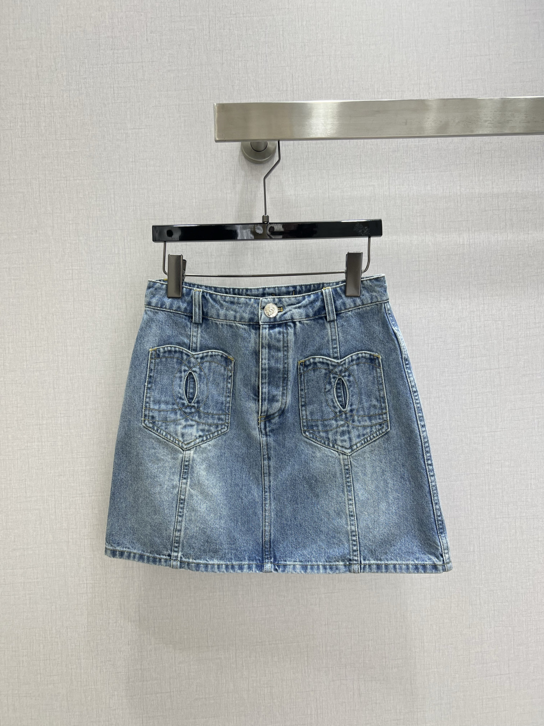 NO:794760,Highly recommended for the early spring of 26, the new double C line denim skirt, the new denim series, high-looking, a series of products, versatile and worry-free, just a very clean feeling, a must-have for everyone, really great!  Washed denim cotton that feels very comfortable, aged and fermented style, one color SML code, high quality ABC,,skirts,19860909强烈推荐 26早春新款 双C线条牛仔半裙 新款牛仔系列 高颜值 一系列出品 百搭无烦恼 就是很干净的感觉 人手必备 真的很赞！ 手感很舒服的洗水牛仔棉 做旧酵洗造型 一个色 SML码 高品质ABC,,skirts,,Women's clothing