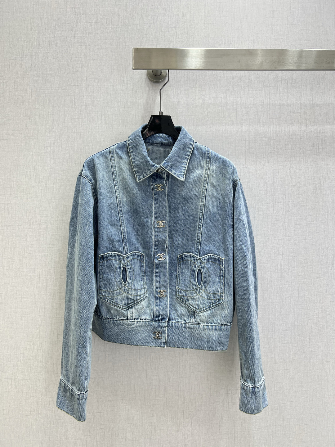 NO:794757,Highly recommended for the early spring of 26, the new denim jacket with lapel double C, the new denim series, high appearance, a series of products, versatile and worry-free, just a very clean feeling, a must-have for everyone, really great!  Washed denim cotton that feels very comfortable. Distressed and fermented style. One color. SML code. High quality ABC, jackets & coats.19860909强烈推荐 26早春新款 翻领双C牛仔外套 新款牛仔系列 高颜值 一系列出品 百搭无烦恼 就是很干净的感觉 人手必备 真的很赞！ 手感很舒服的洗水牛仔棉 做旧酵洗造型 一个色 SML码 高品质ABC,,jackets & coats,,Women's clothing