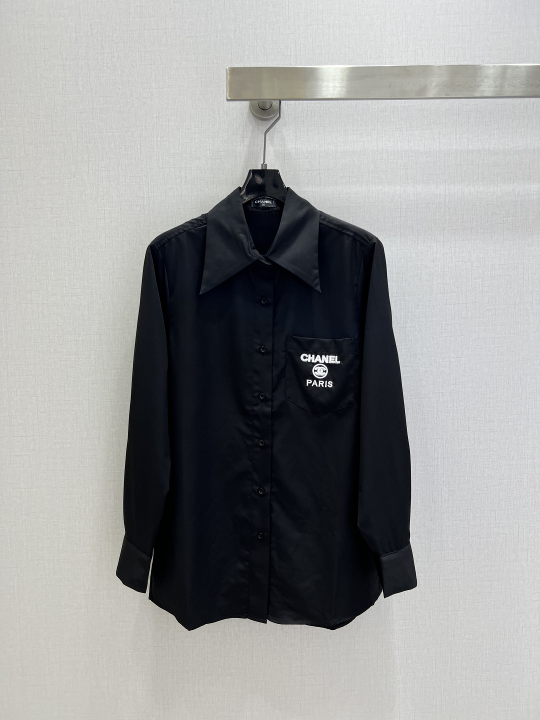 NO:794755,Highly recommended for early spring 26. Lapel plain embroidered long-sleeved shirt. Customized YB imported thick twill material. Comfortable and delicate texture. Lapel and shoulder loose shirt cut. Available in black and white. Breast pocket design with letter embroidered logo decoration to highlight the brand style. The upper body is full of lazy and elite atmosphere. Pair with casual skirts or trousers. Instant sophistication. A basic shirt that can be used for daily commuting and vacation. Easily worn to create a western style. Two colors SML code.  High quality ABC,,skirts,shirts,19860909强烈推荐 26早春新款 翻领素色刺绣长袖衬衫 定制YB进口斜纹稠材质 质感舒适细腻 翻领正肩宽松衬衣剪裁 黑白配色可选 胸前口袋设计搭配字母刺绣徽标装饰 彰显品牌格调 上身充满慵懒精英气息 配合随意半裙或裤子 精致度瞬间 日常通勤度假都可驾驭的基础衬衫 轻松穿搭出洋气感 两个色 SML码 高品质ABC,,skirts,shirts,,Women's clothing