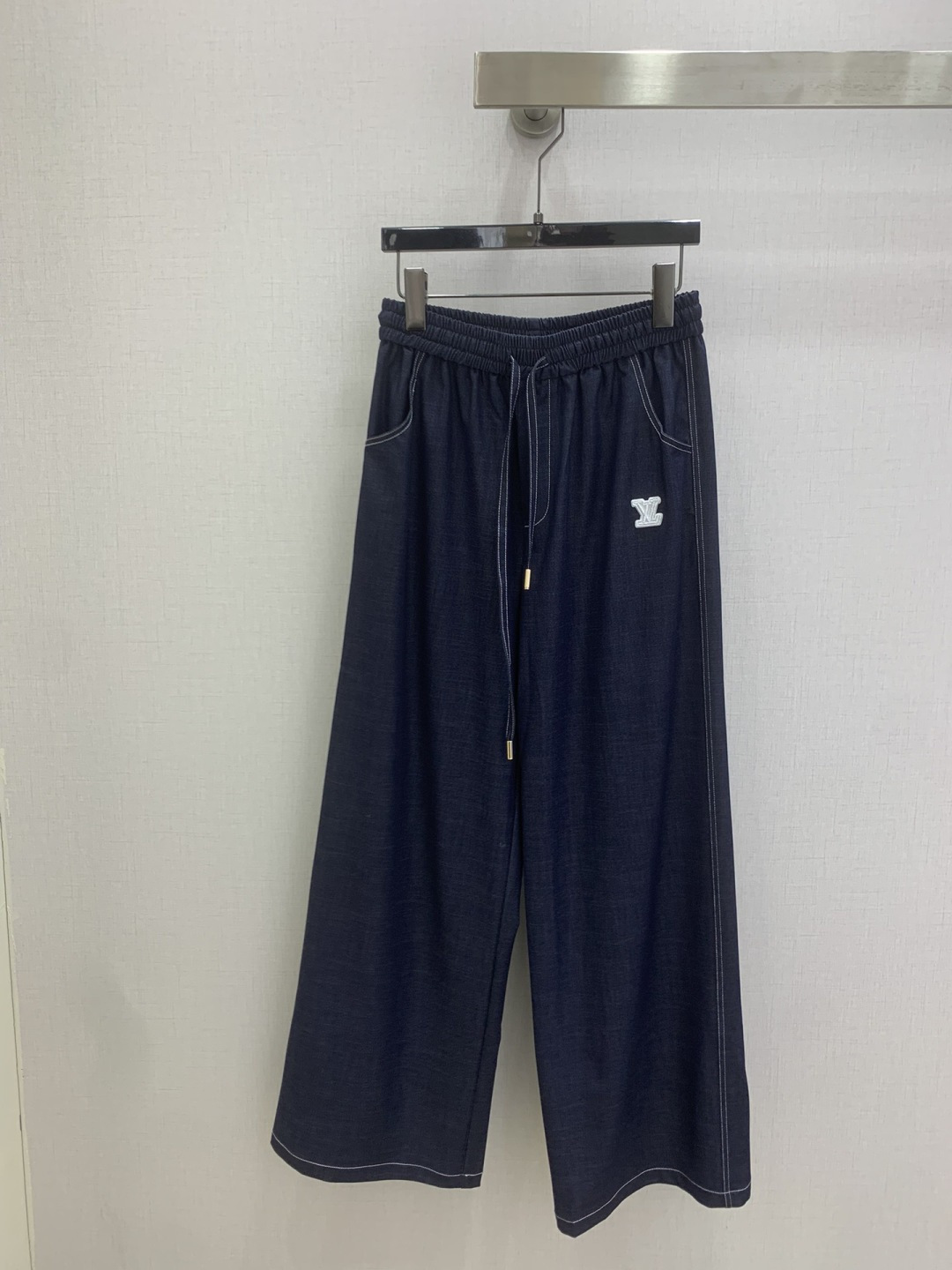 NO:794782,Highly recommended 26 early spring new style embroidered drawstring denim trousers, wide-leg soft denim trousers, extremely fashionable and easy to wear, versatile style, advanced customization, comfortable fabrics, casual and easy!  Not only is the color beautiful, the texture is also great!  Retro and fashionable, it can be worn by all body types!  Two colors SML code high quality ABC,,19860909强烈推荐 26早春新款 绣布抽绳牛仔长裤 阔腿轻柔牛仔长裤 时髦好穿度爆棚 风格百搭 高级定制 舒适的面料 随性洒脱！不旦颜色美,质感也敲好！复古又时尚 各种身材都可以驾驭！两个色 SML码 高品质ABC,,,Women's clothing