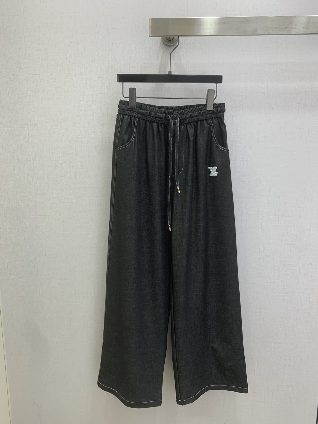 NO:794778,Highly recommended 26 early spring new style embroidered drawstring denim trousers, wide-leg soft denim trousers, extremely fashionable and easy to wear, versatile style, advanced customization, comfortable fabrics, casual and easy!  Not only is the color beautiful, the texture is also great!  Retro and fashionable, it can be worn by all body types!  Two colors SML code high quality ABC,,19860909强烈推荐 26早春新款 绣布抽绳牛仔长裤 阔腿轻柔牛仔长裤 时髦好穿度爆棚 风格百搭 高级定制 舒适的面料 随性洒脱！不旦颜色美,质感也敲好！复古又时尚 各种身材都可以驾驭！两个色 SML码 高品质ABC,,,Women's clothing