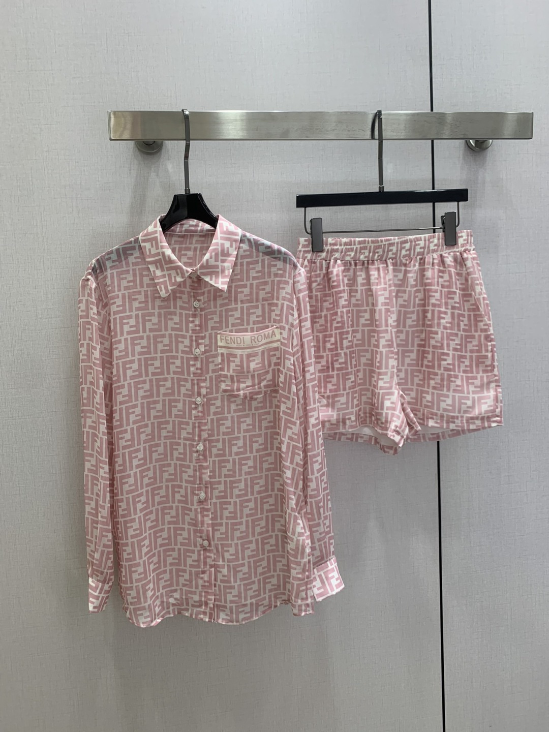 NO:794793,Highly recommended for the early spring of 26. Presbyopic shirt and shorts suit. The shirt is slightly see-through. The looming fashion is discreet. The cute style is full of small details, which is a plus. Exquisite workmanship, age-reducing fashion, good HOLD style, won the hearts of fairies, soft and textured, classic. Three colors SML code, high quality AB, shorts, shirts,19860909强烈推荐 26早春新款 老花衬衫短裤套装 衬衣微透视 若隐若现时尚小心机 可A可乖的风格,满满小细节太加分了.做工精致 减龄时尚 好HOLD住造型 深得仙女心 柔软有质感 经典之作 三个色 SML码 高品质AB,,shorts,shirts,,Women's clothing