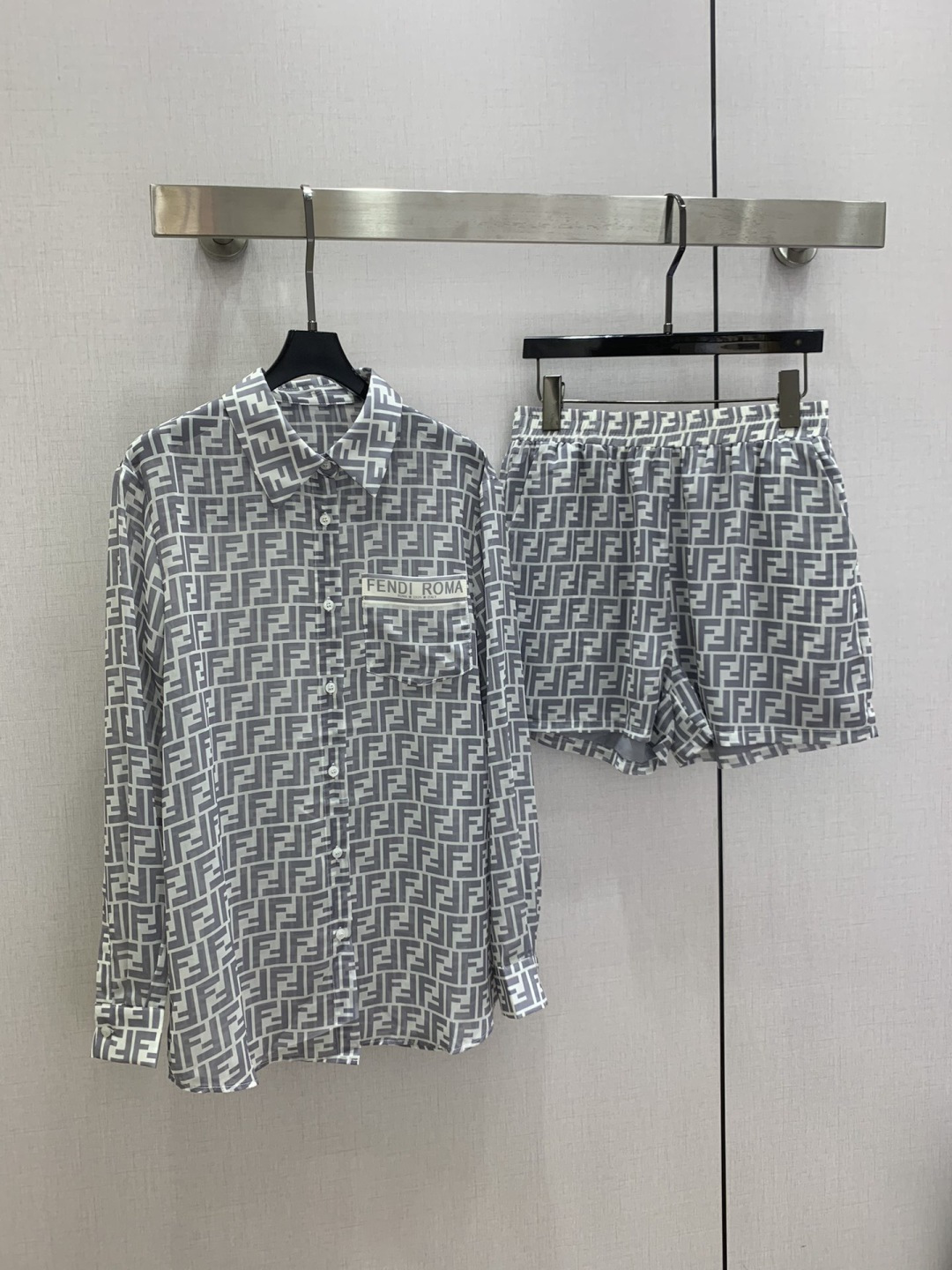 NO:794786,Highly recommended for the early spring of 26. Presbyopic shirt and shorts suit. The shirt is slightly see-through. The looming fashion is discreet. The cute style is full of small details, which is a plus. Exquisite workmanship, age-reducing fashion, good HOLD style, won the hearts of fairies, soft and textured, classic. Three colors SML code, high quality ABC, shorts, shirts,19860909强烈推荐 26早春新款 老花衬衫短裤套装 衬衣微透视 若隐若现时尚小心机 可A可乖的风格,满满小细节太加分了.做工精致 减龄时尚 好HOLD住造型 深得仙女心 柔软有质感 经典之作 三个色 SML码 高品质ABC,,shorts,shirts,,Women's clothing