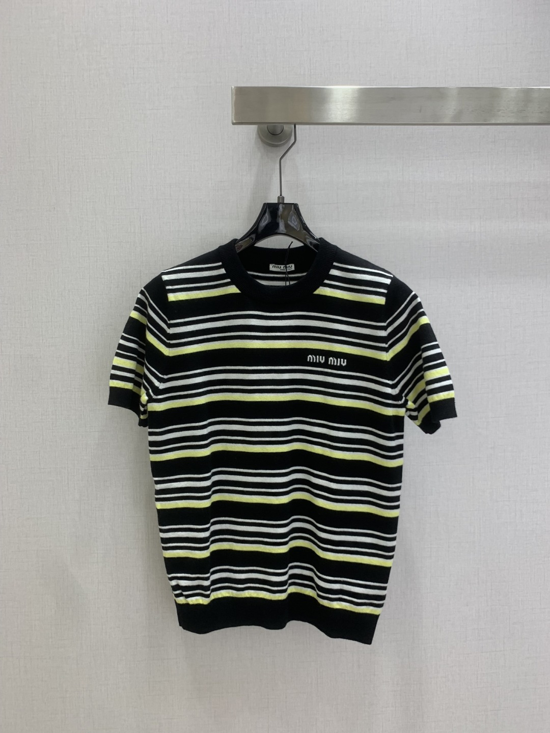 NO:799281,Highly recommended 26 early spring new products, striped knitted short-sleeved top, classic sweater, wool, delicate and soft texture. Classic age-reducing item!  The pattern doesn’t make your upper body look slimmer!  A perfect item that Bai Fumei must buy. The texture is superb and the workmanship is perfect!  Grab the spot now and get the big orders!  Two colors SML code high quality ABC, sweaters, T-shirt,19860909强烈推荐 26早春新品 条纹针织短袖上衣 经典毛衣 羊毛 质感细腻软糯.经典减龄单品！版型不挑人上身巨显瘦！白富美必收的完美单品.质感超赞完美做工品质！现货开抢 大单子甩过来！两个色 SML码 高品质ABC,,sweaters,T-shirt,,Women's clothing