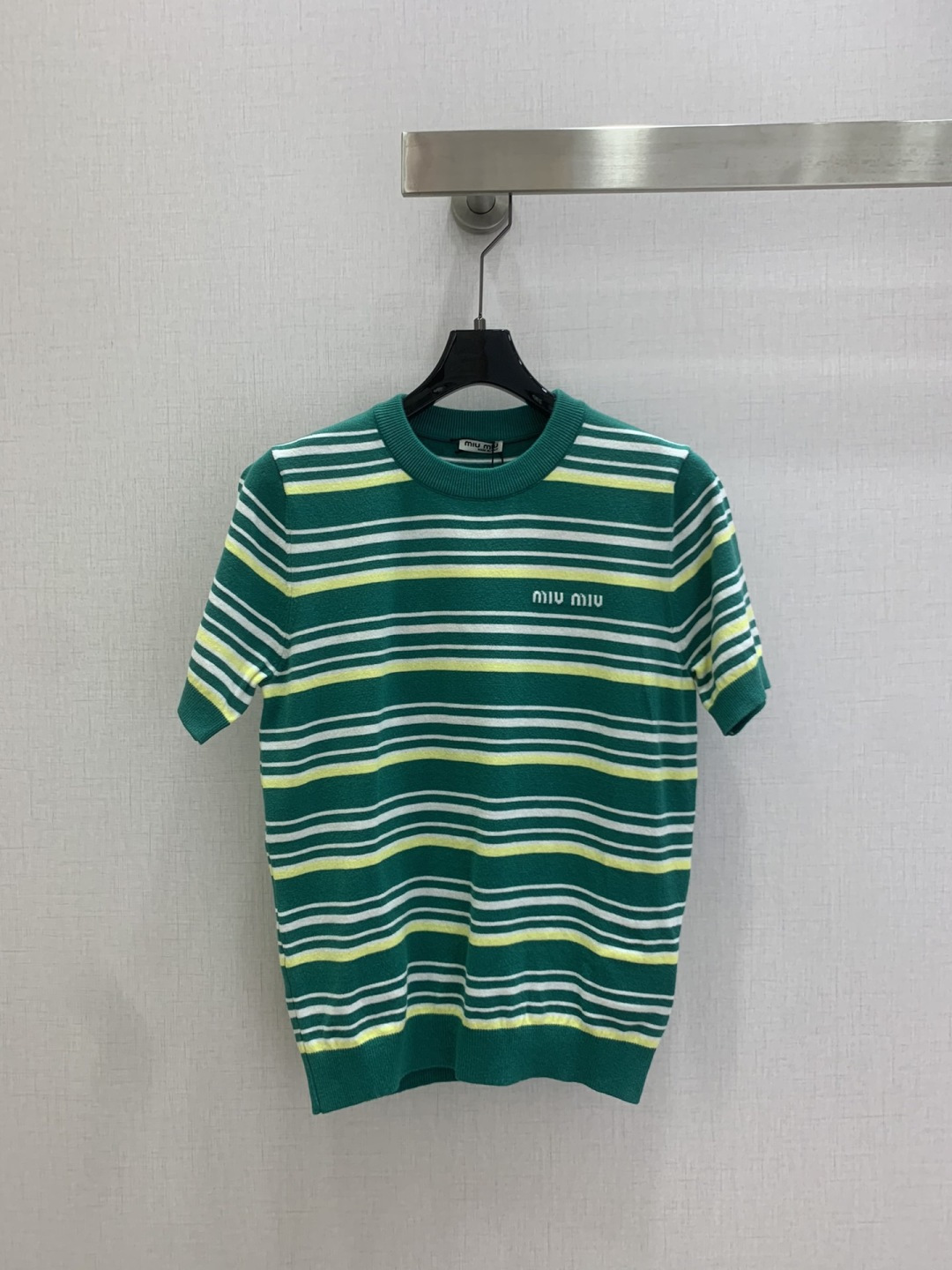 NO:799277,Highly recommended 26 early spring new products, striped knitted short-sleeved top, classic sweater, wool, delicate and soft texture. Classic age-reducing item!  The pattern doesn’t make your upper body look slimmer!  A perfect item that Bai Fumei must buy. The texture is superb and the workmanship is perfect!  Grab the spot now and get the big orders!  Two colors SML code high quality ABC, sweaters, T-shirt,19860909强烈推荐 26早春新品 条纹针织短袖上衣 经典毛衣 羊毛 质感细腻软糯.经典减龄单品！版型不挑人上身巨显瘦！白富美必收的完美单品.质感超赞完美做工品质！现货开抢 大单子甩过来！两个色 SML码 高品质ABC,,sweaters,T-shirt,,Women's clothing